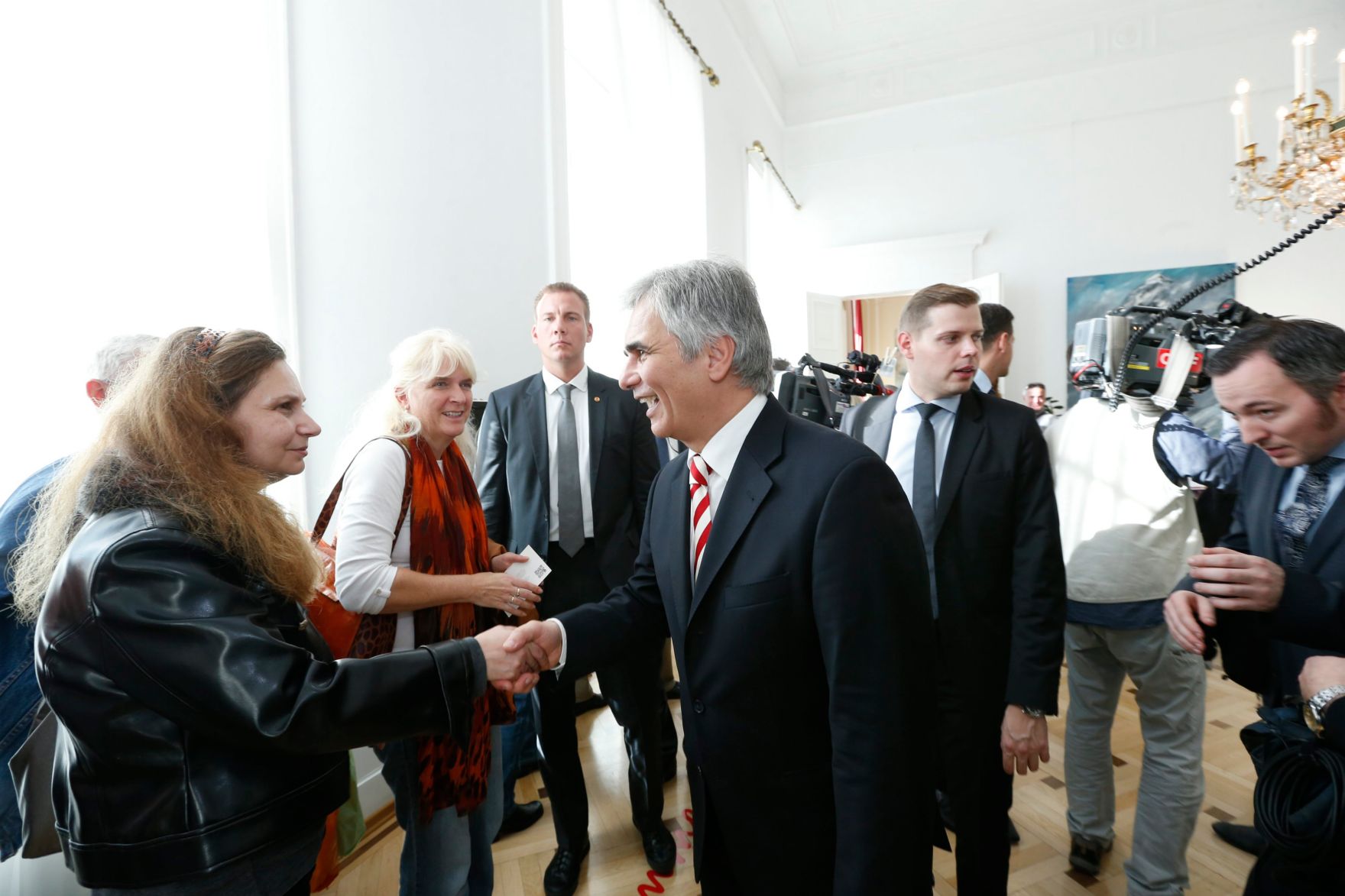 Am 26. Oktober 2013 empfing Bundeskanzler Werner Faymann im Rahmen des Nationalfeiertages Besucherinnen und Besucher im Bundeskanzleramt.