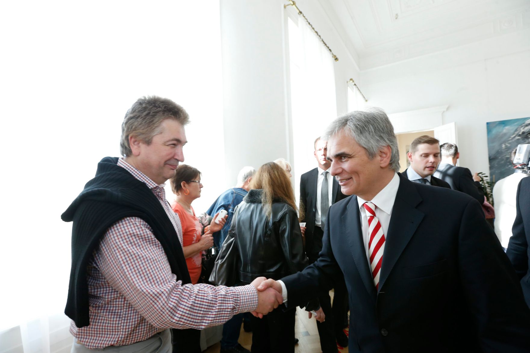 Am 26. Oktober 2013 empfing Bundeskanzler Werner Faymann im Rahmen des Nationalfeiertages Besucherinnen und Besucher im Bundeskanzleramt.