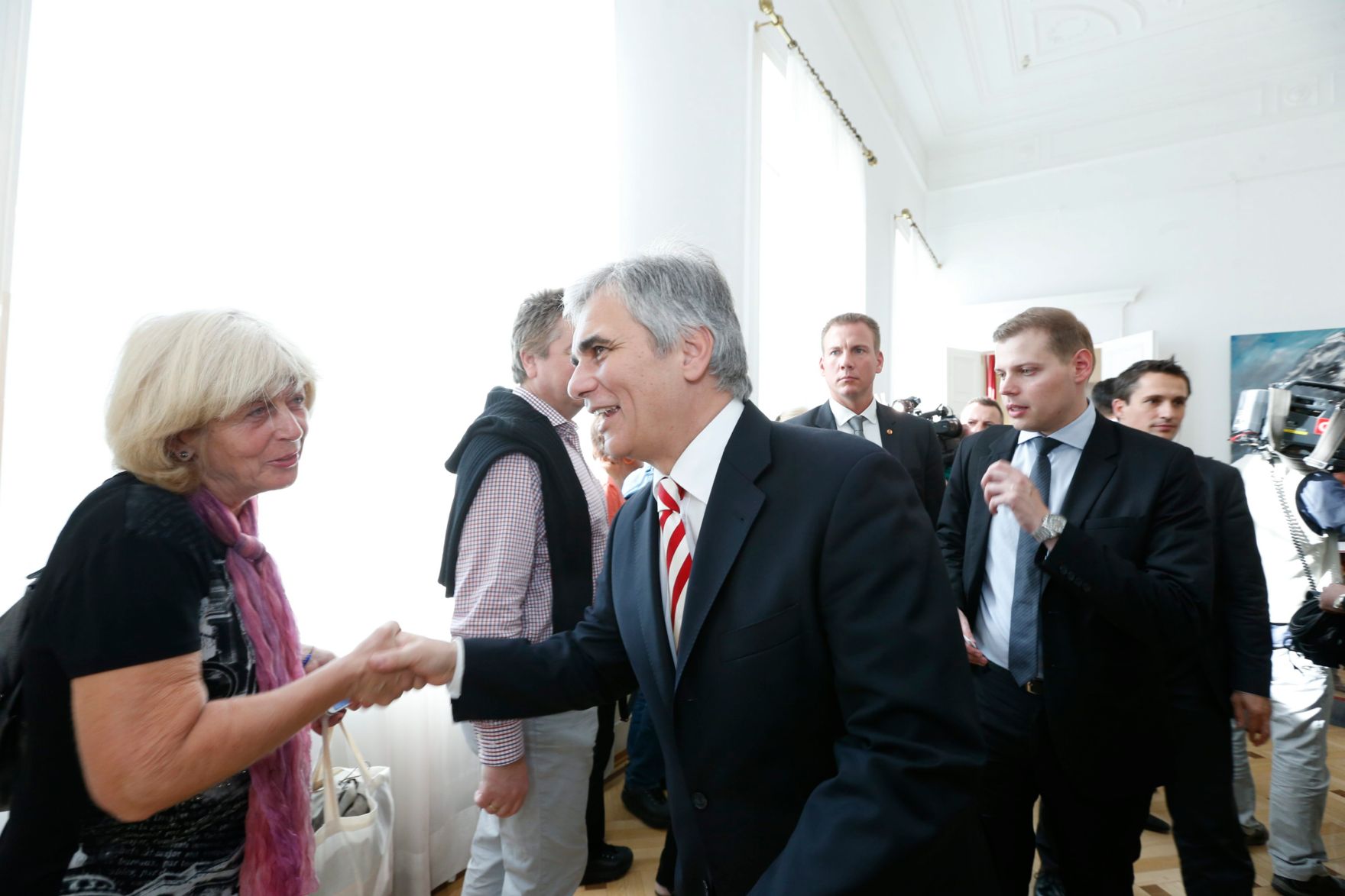Am 26. Oktober 2013 empfing Bundeskanzler Werner Faymann im Rahmen des Nationalfeiertages Besucherinnen und Besucher im Bundeskanzleramt.