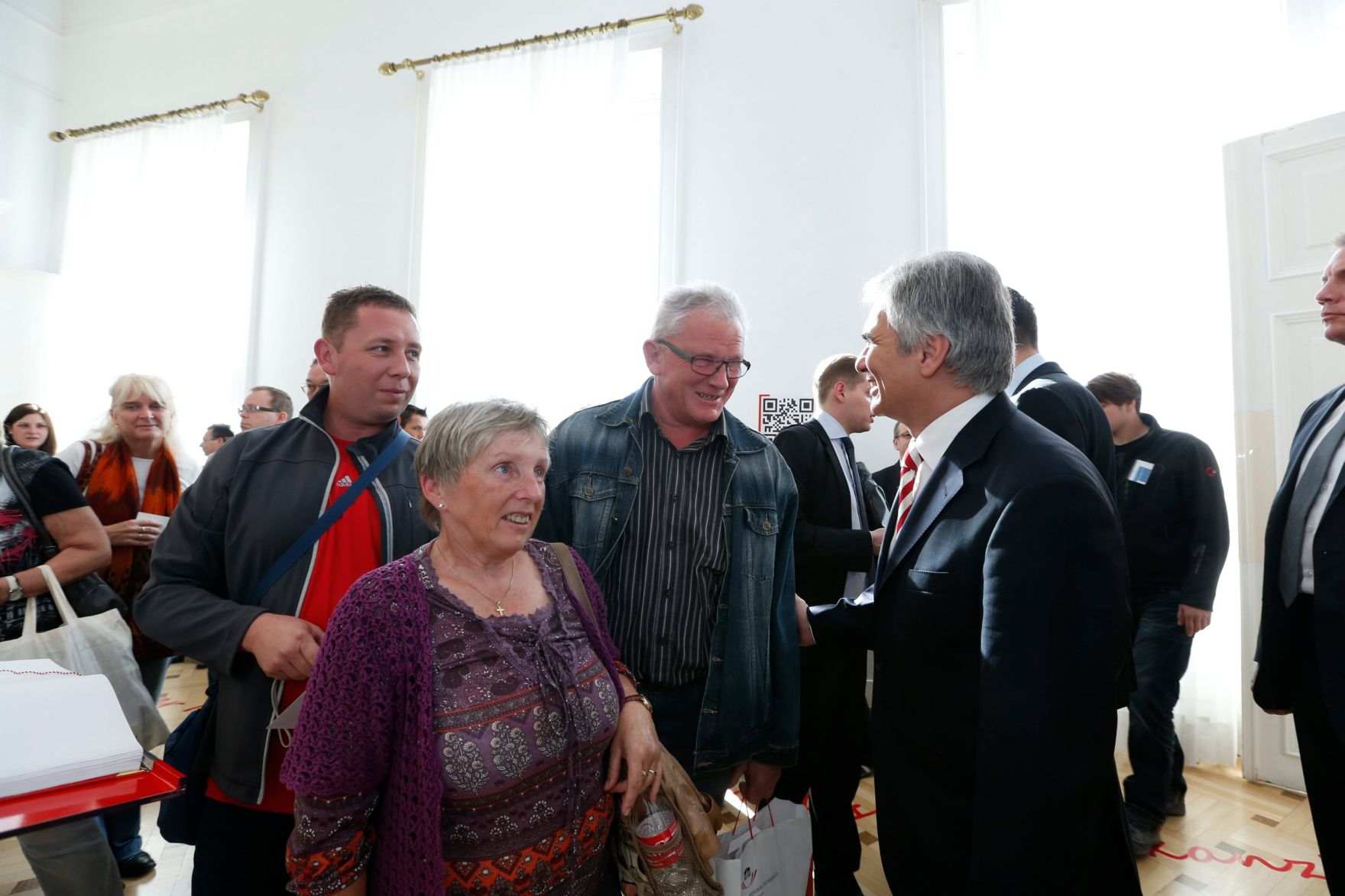 Am 26. Oktober 2013 empfing Bundeskanzler Werner Faymann im Rahmen des Nationalfeiertages Besucherinnen und Besucher im Bundeskanzleramt.