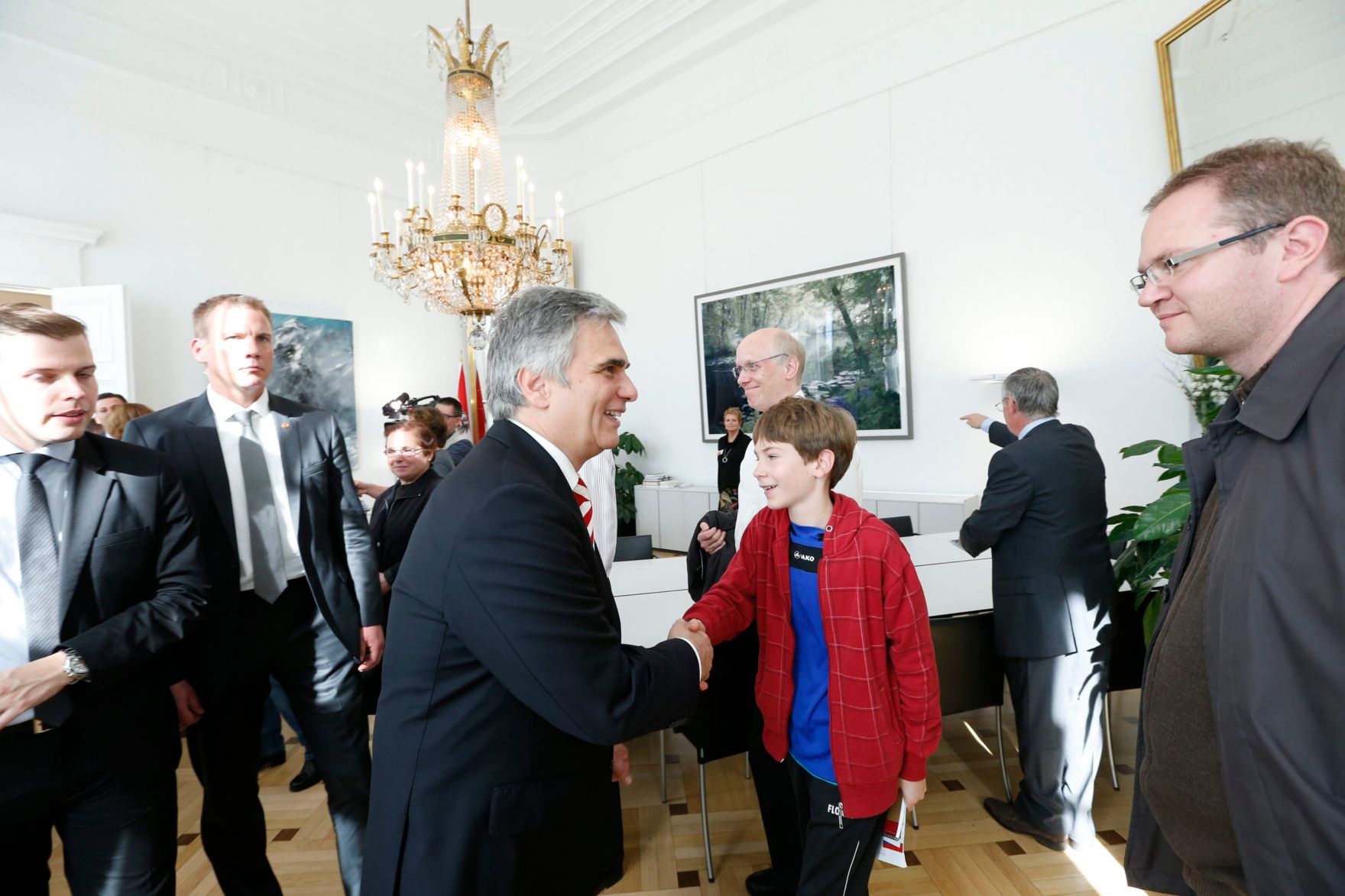Am 26. Oktober 2013 empfing Bundeskanzler Werner Faymann im Rahmen des Nationalfeiertages Besucherinnen und Besucher im Bundeskanzleramt.