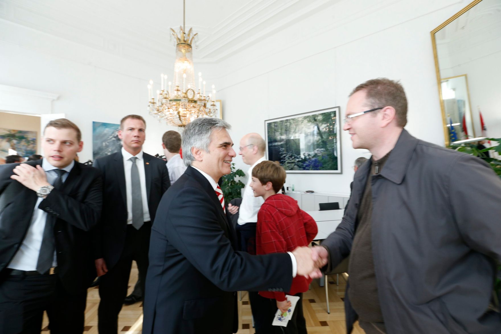 Am 26. Oktober 2013 empfing Bundeskanzler Werner Faymann im Rahmen des Nationalfeiertages Besucherinnen und Besucher im Bundeskanzleramt.