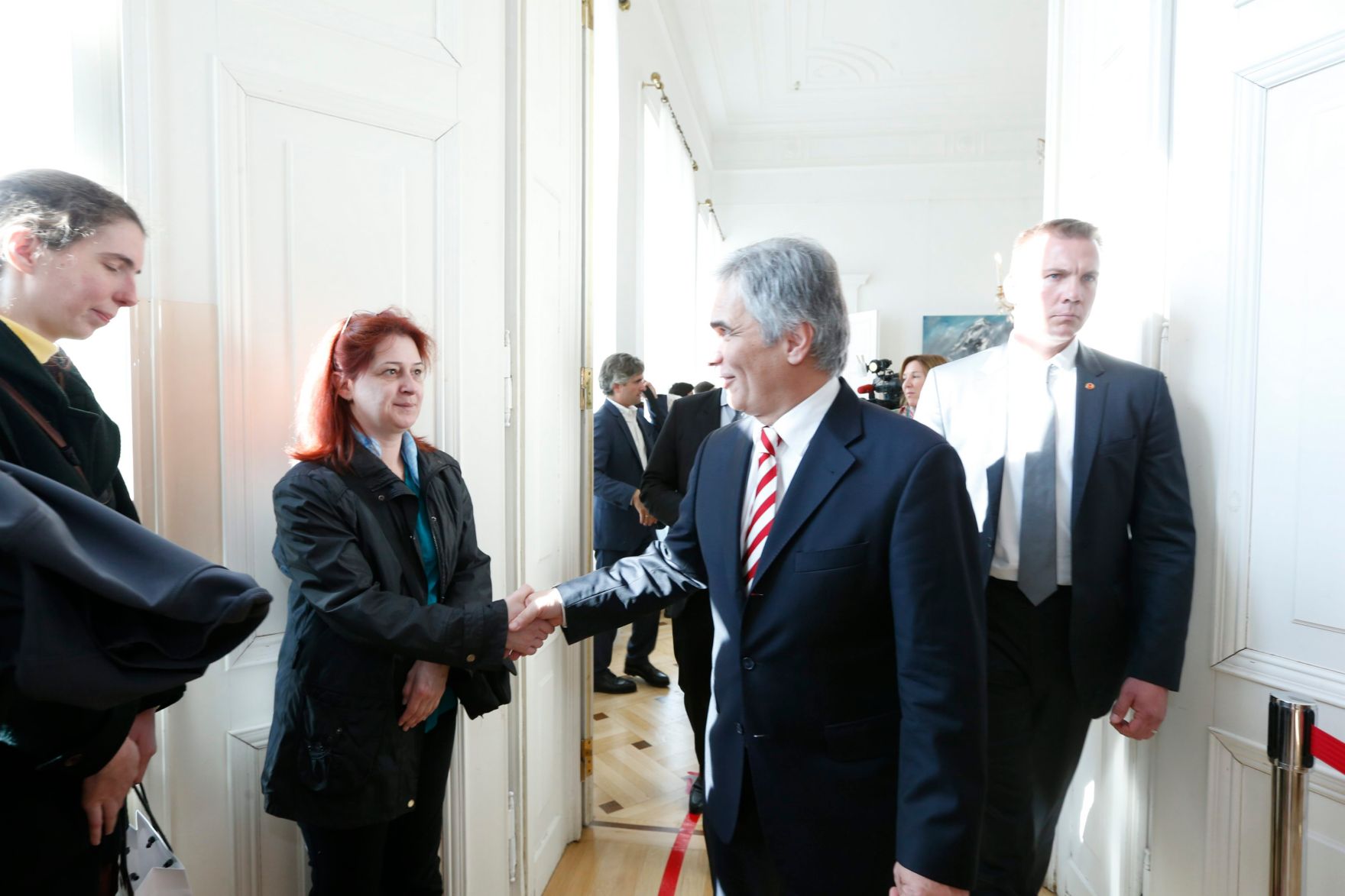 Am 26. Oktober 2013 empfing Bundeskanzler Werner Faymann im Rahmen des Nationalfeiertages Besucherinnen und Besucher im Bundeskanzleramt.