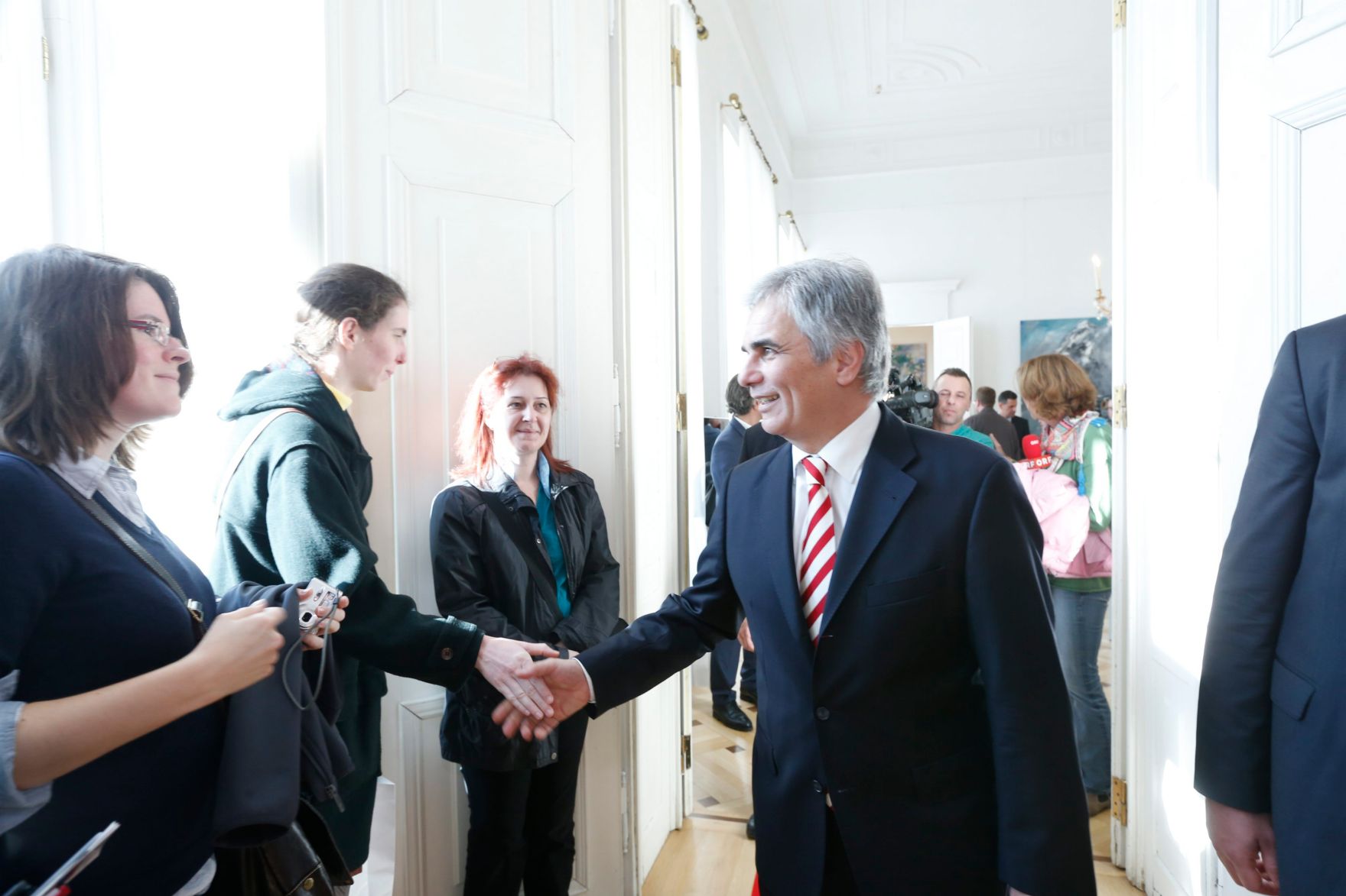 Am 26. Oktober 2013 empfing Bundeskanzler Werner Faymann im Rahmen des Nationalfeiertages Besucherinnen und Besucher im Bundeskanzleramt.