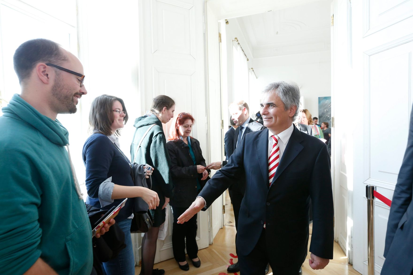 Am 26. Oktober 2013 empfing Bundeskanzler Werner Faymann im Rahmen des Nationalfeiertages Besucherinnen und Besucher im Bundeskanzleramt.