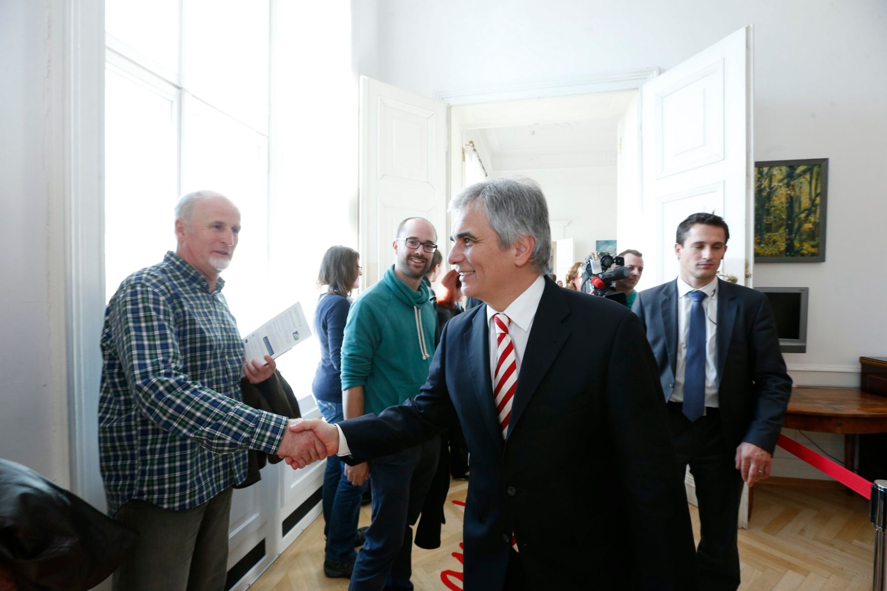 Am 26. Oktober 2013 empfing Bundeskanzler Werner Faymann im Rahmen des Nationalfeiertages Besucherinnen und Besucher im Bundeskanzleramt.