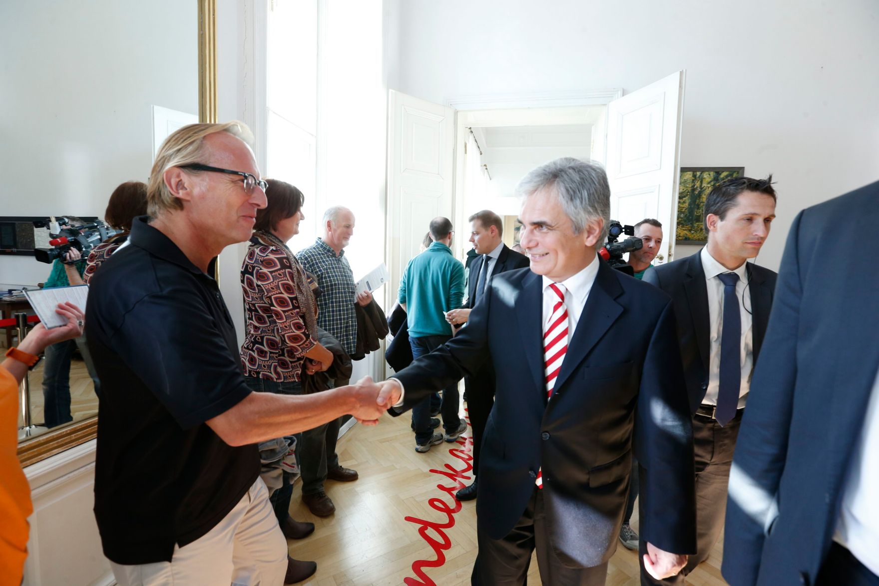 Am 26. Oktober 2013 empfing Bundeskanzler Werner Faymann im Rahmen des Nationalfeiertages Besucherinnen und Besucher im Bundeskanzleramt.