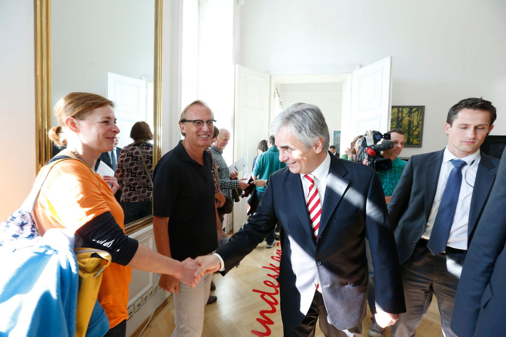 Am 26. Oktober 2013 empfing Bundeskanzler Werner Faymann im Rahmen des Nationalfeiertages Besucherinnen und Besucher im Bundeskanzleramt.