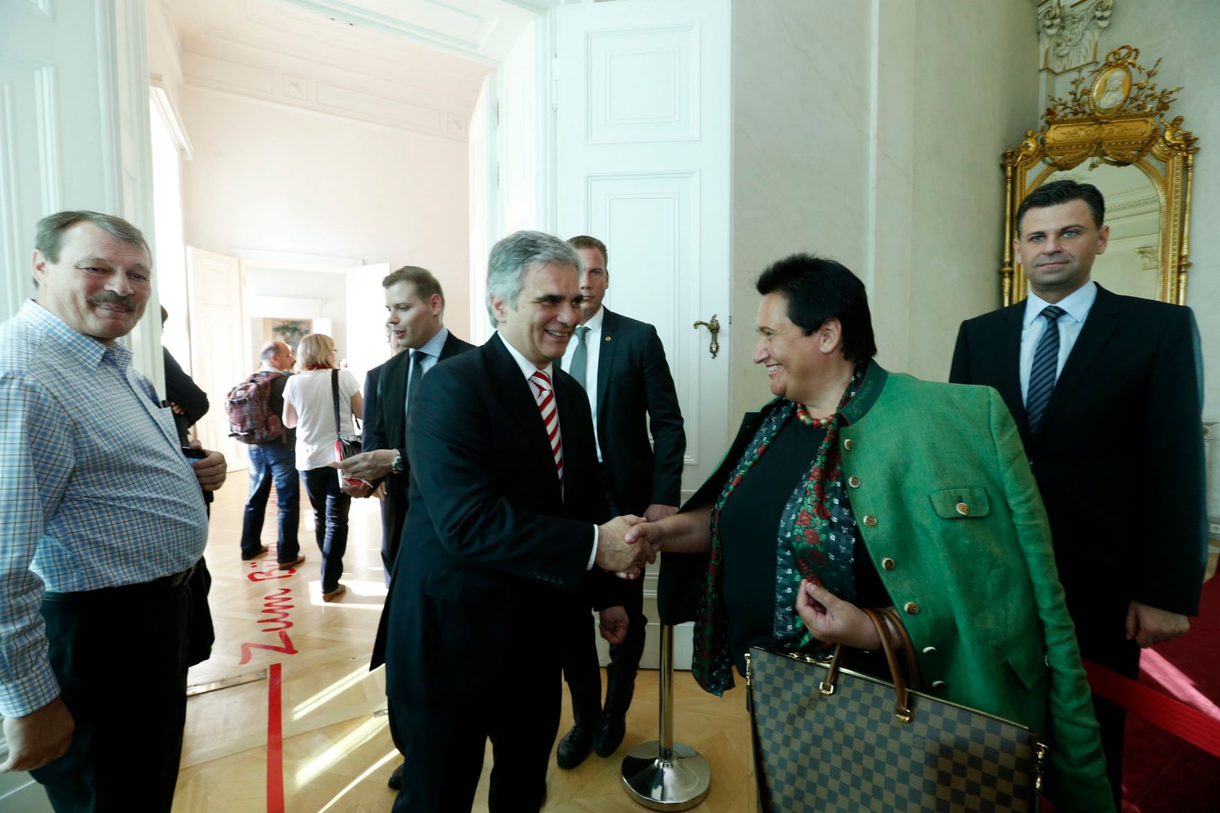 Am 26. Oktober 2013 empfing Bundeskanzler Werner Faymann im Rahmen des Nationalfeiertages Besucherinnen und Besucher im Bundeskanzleramt.