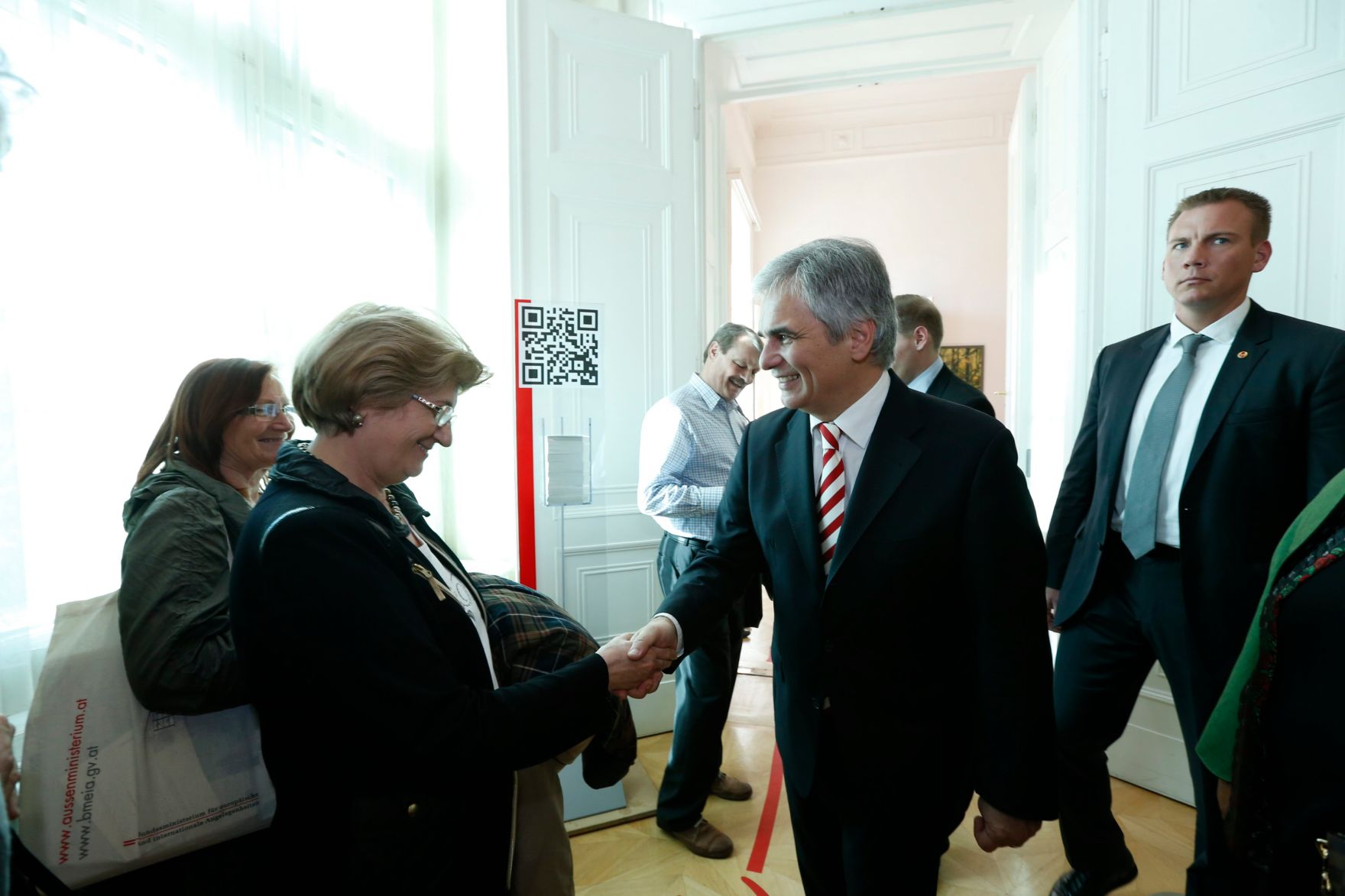 Am 26. Oktober 2013 empfing Bundeskanzler Werner Faymann im Rahmen des Nationalfeiertages Besucherinnen und Besucher im Bundeskanzleramt.