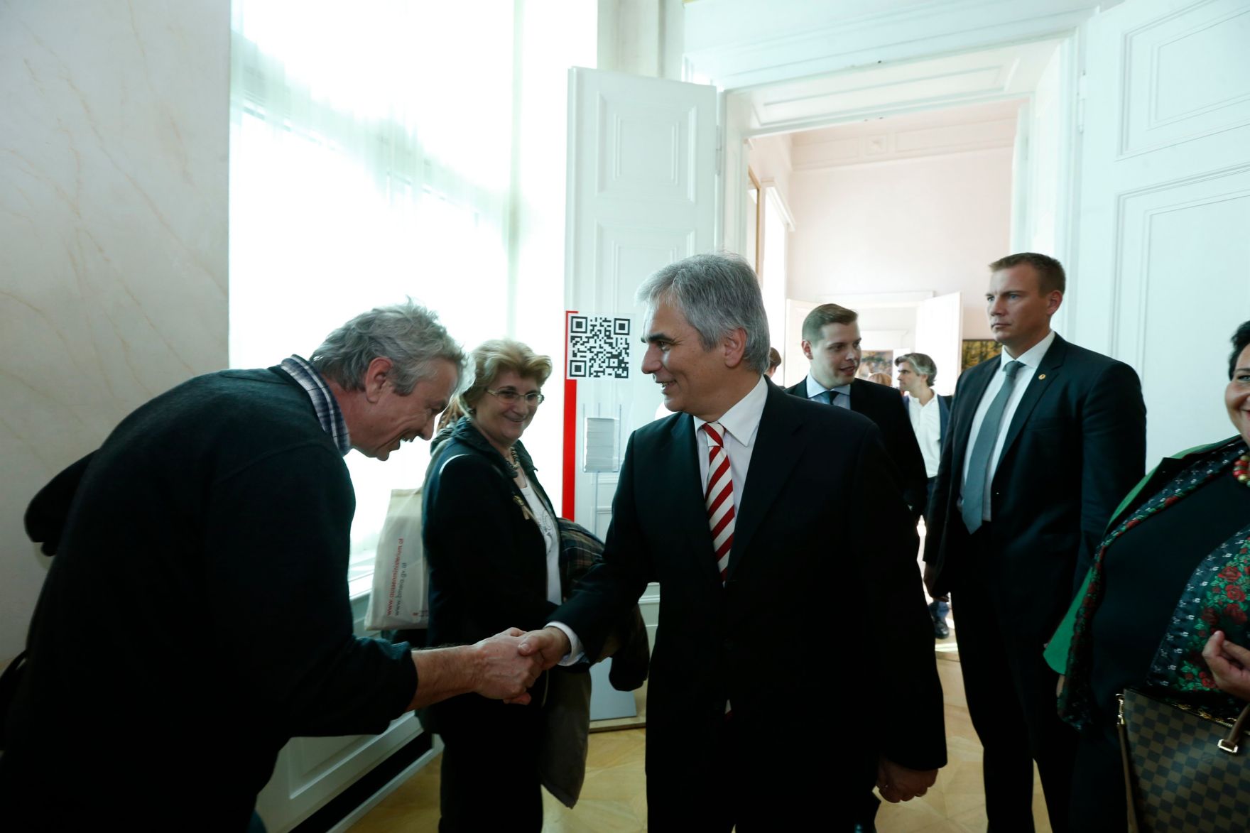 Am 26. Oktober 2013 empfing Bundeskanzler Werner Faymann im Rahmen des Nationalfeiertages Besucherinnen und Besucher im Bundeskanzleramt.
