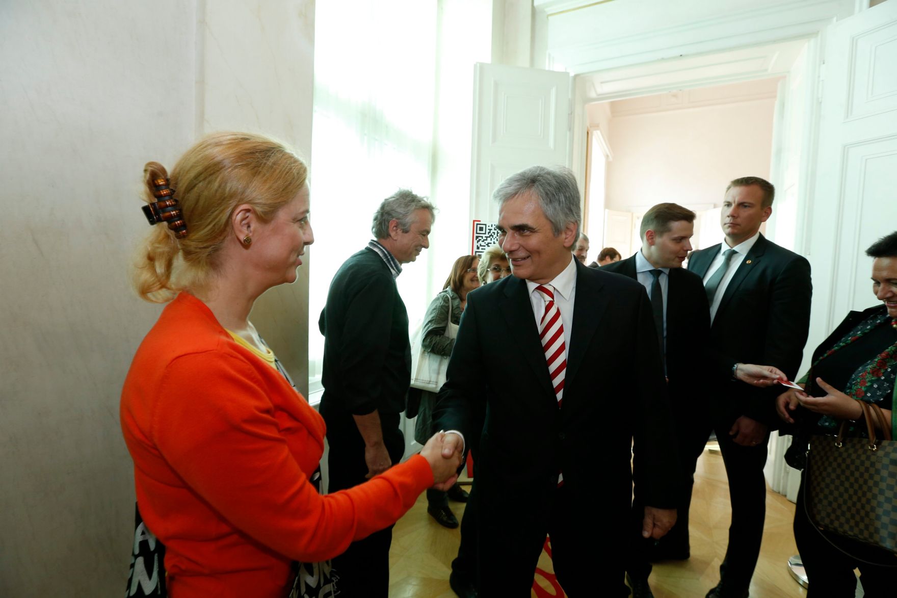Am 26. Oktober 2013 empfing Bundeskanzler Werner Faymann im Rahmen des Nationalfeiertages Besucherinnen und Besucher im Bundeskanzleramt.