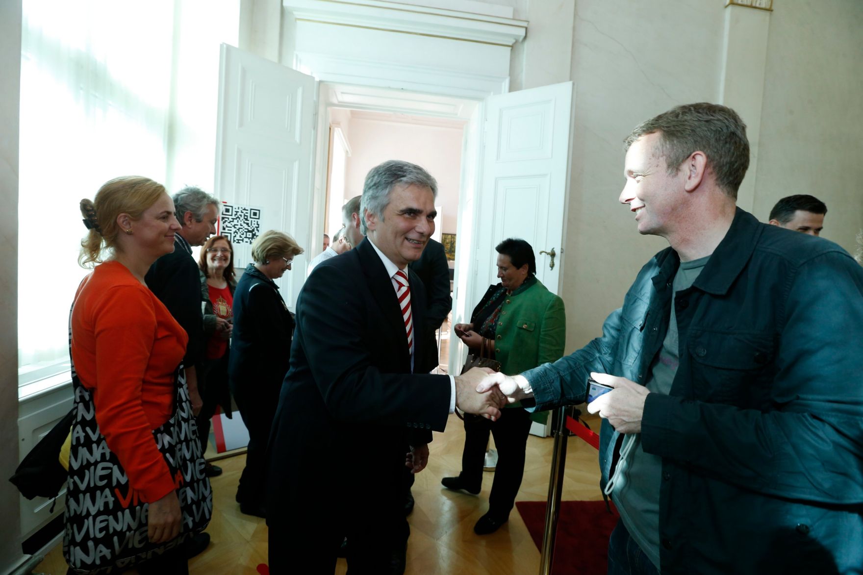 Am 26. Oktober 2013 empfing Bundeskanzler Werner Faymann im Rahmen des Nationalfeiertages Besucherinnen und Besucher im Bundeskanzleramt.