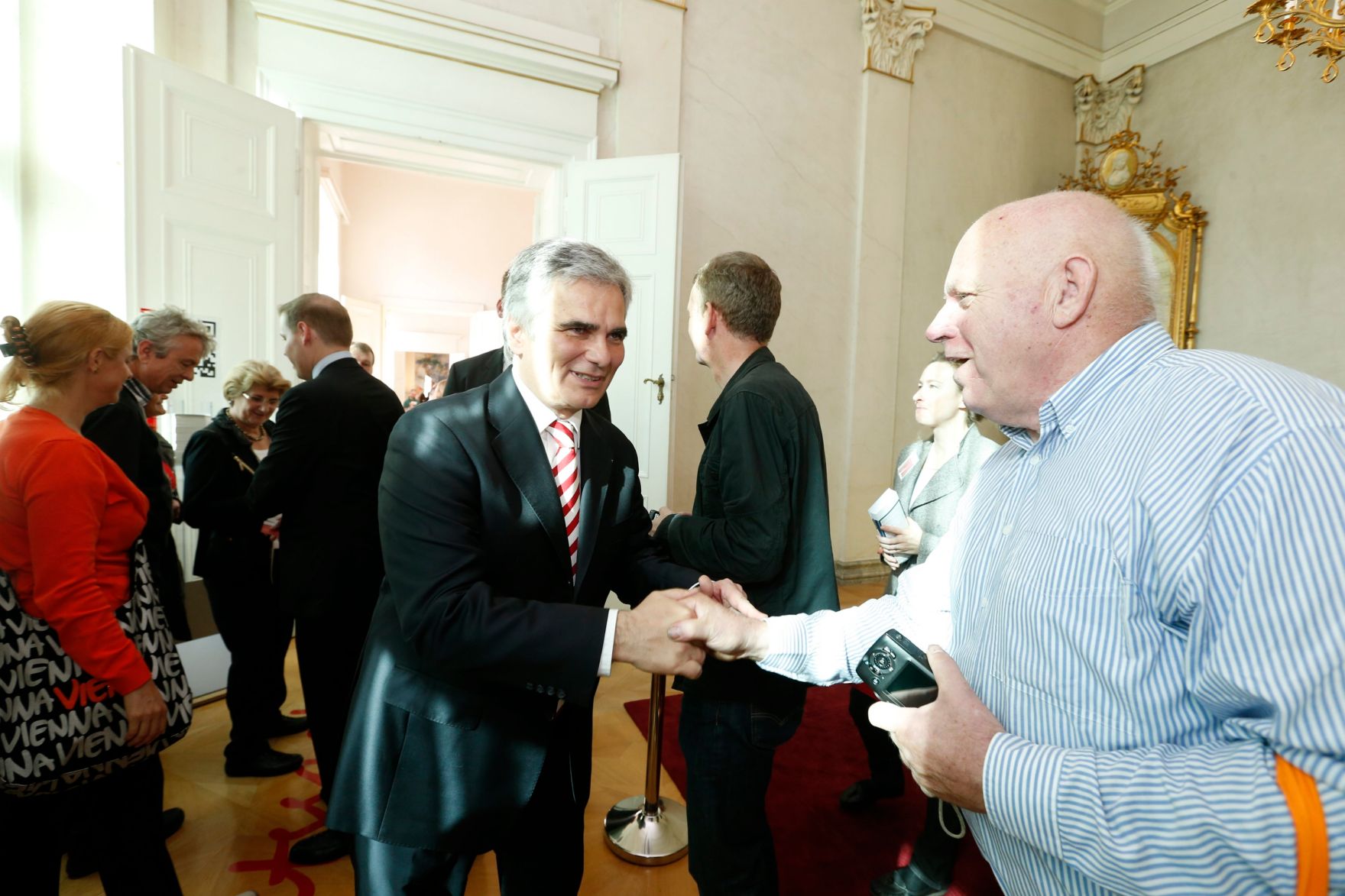 Am 26. Oktober 2013 empfing Bundeskanzler Werner Faymann im Rahmen des Nationalfeiertages Besucherinnen und Besucher im Bundeskanzleramt.