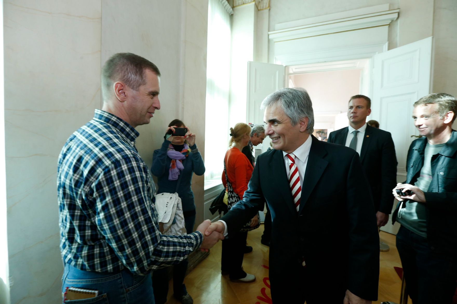 Am 26. Oktober 2013 empfing Bundeskanzler Werner Faymann im Rahmen des Nationalfeiertages Besucherinnen und Besucher im Bundeskanzleramt.