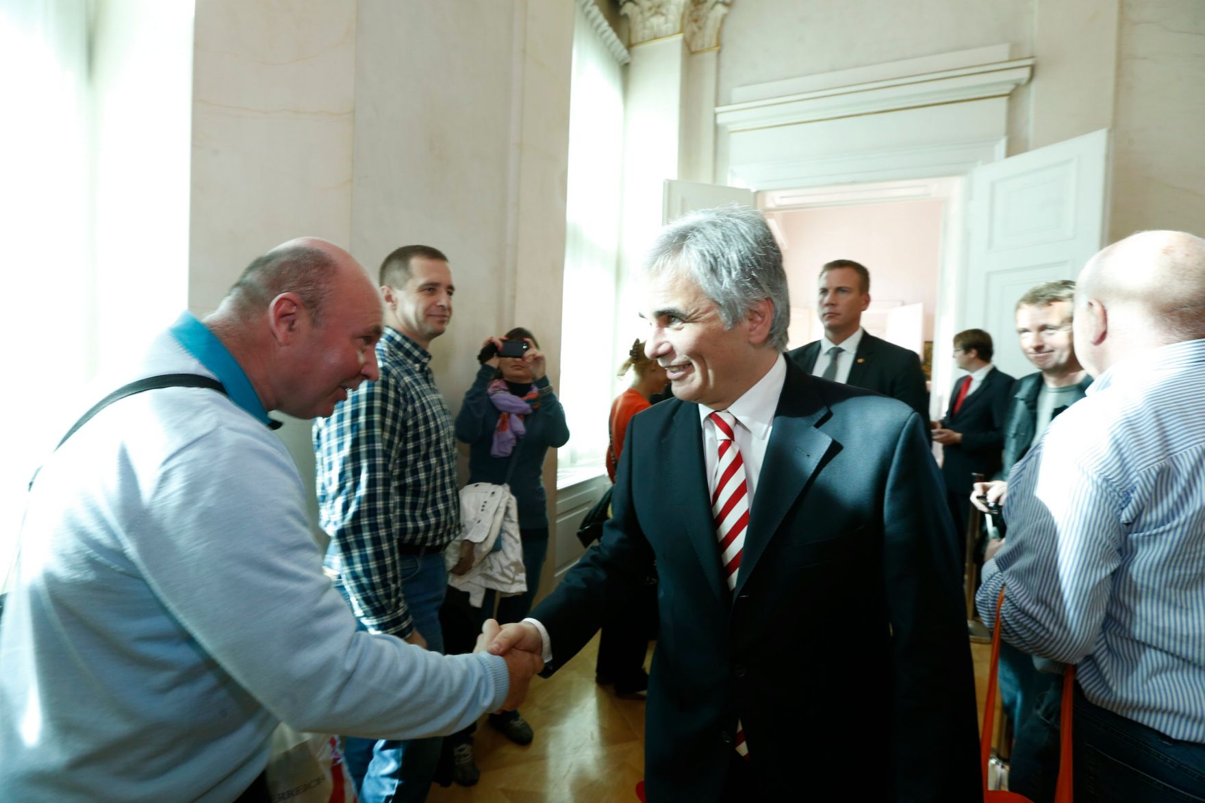 Am 26. Oktober 2013 empfing Bundeskanzler Werner Faymann im Rahmen des Nationalfeiertages Besucherinnen und Besucher im Bundeskanzleramt.