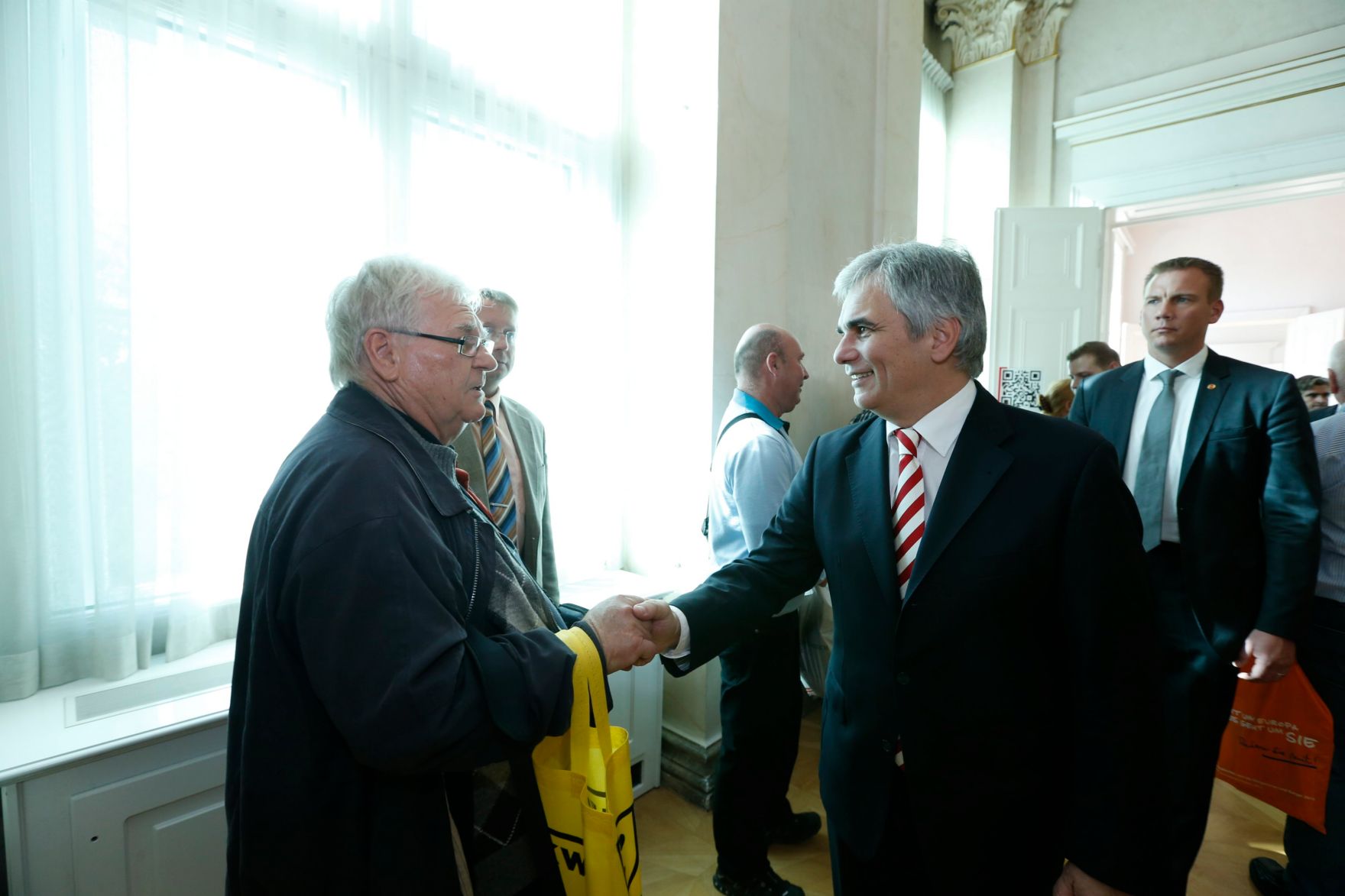 Am 26. Oktober 2013 empfing Bundeskanzler Werner Faymann im Rahmen des Nationalfeiertages Besucherinnen und Besucher im Bundeskanzleramt.