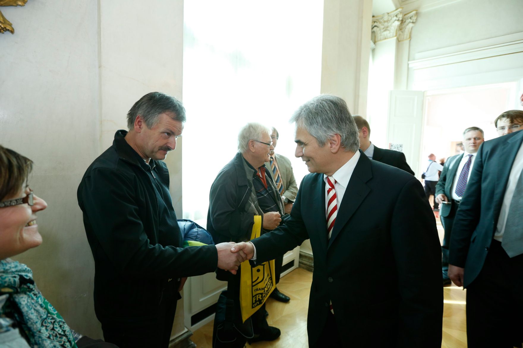 Am 26. Oktober 2013 empfing Bundeskanzler Werner Faymann im Rahmen des Nationalfeiertages Besucherinnen und Besucher im Bundeskanzleramt.