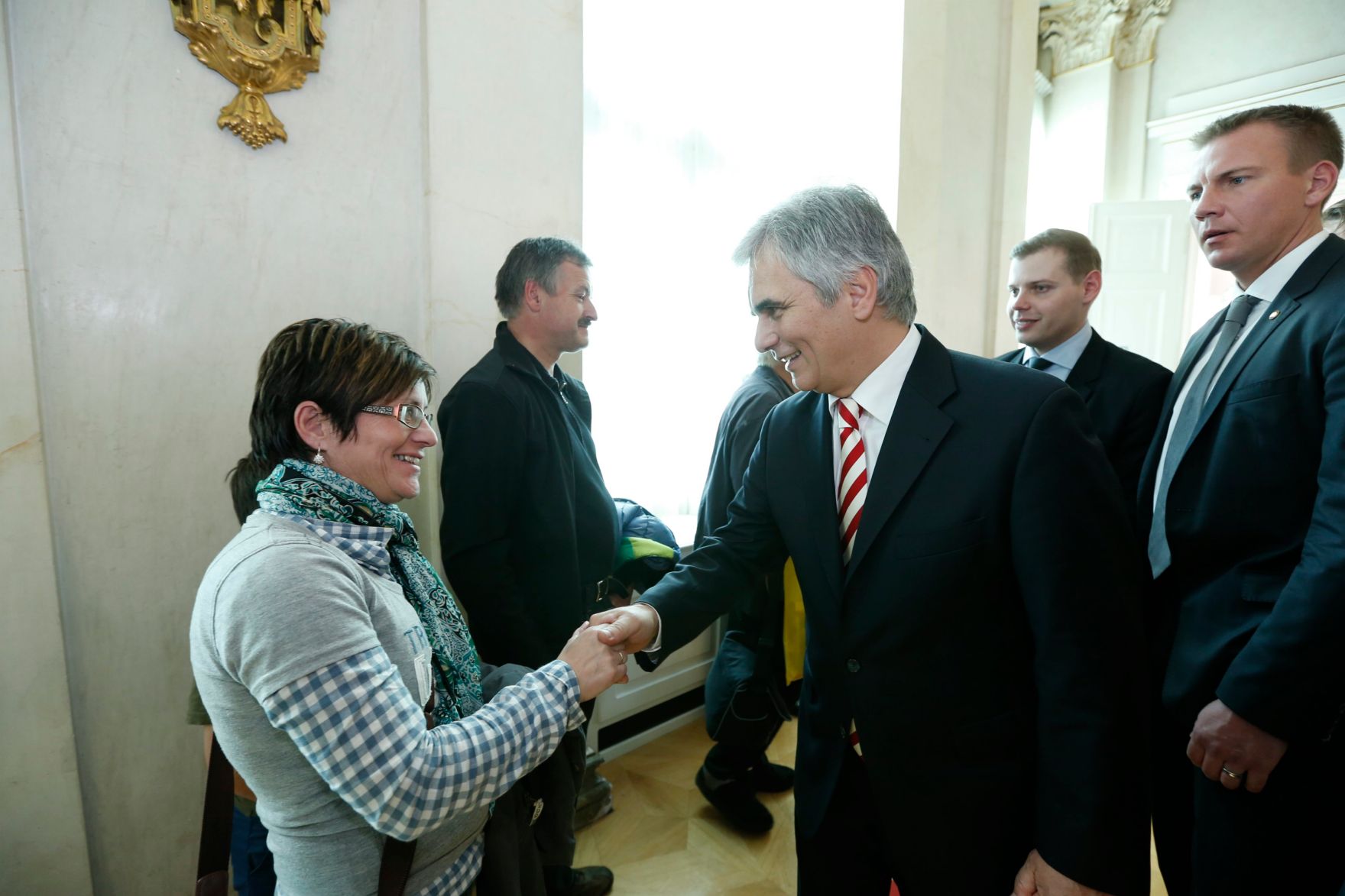 Am 26. Oktober 2013 empfing Bundeskanzler Werner Faymann im Rahmen des Nationalfeiertages Besucherinnen und Besucher im Bundeskanzleramt.