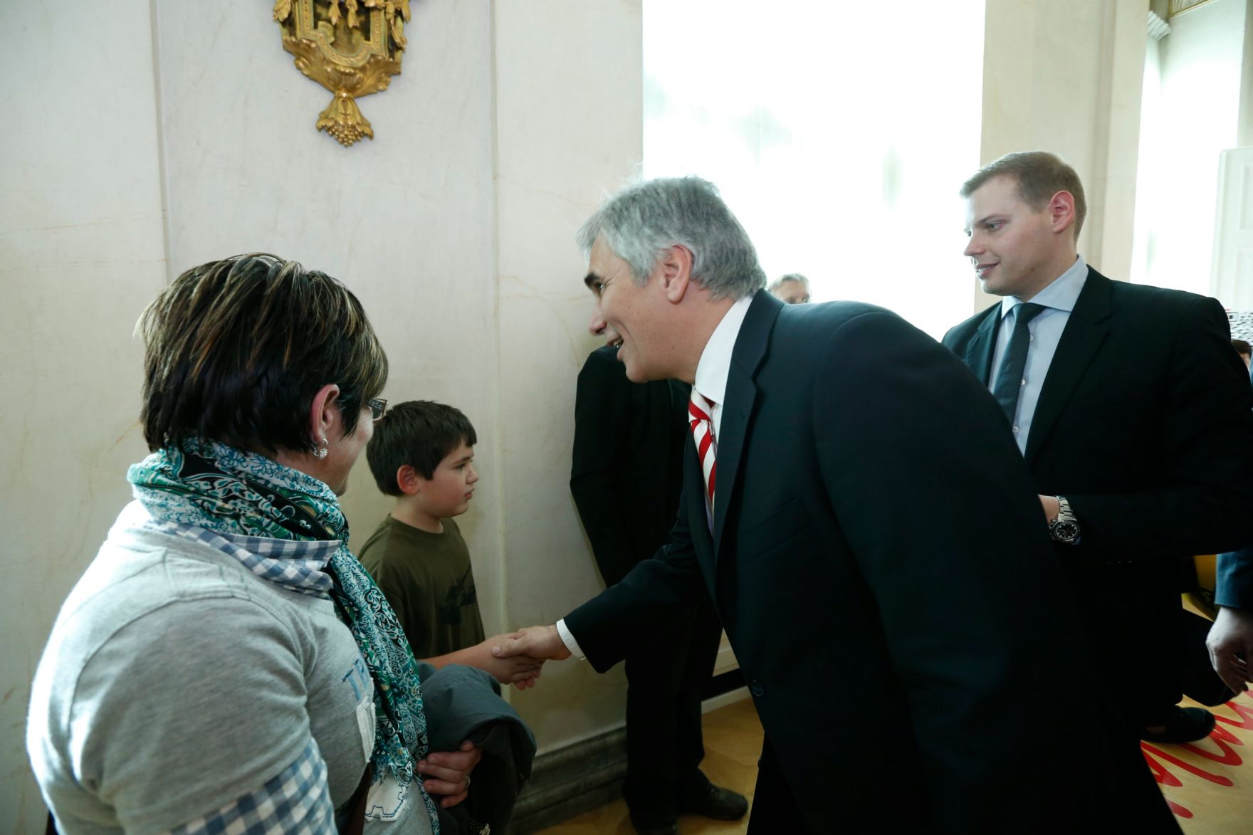 Am 26. Oktober 2013 empfing Bundeskanzler Werner Faymann im Rahmen des Nationalfeiertages Besucherinnen und Besucher im Bundeskanzleramt.