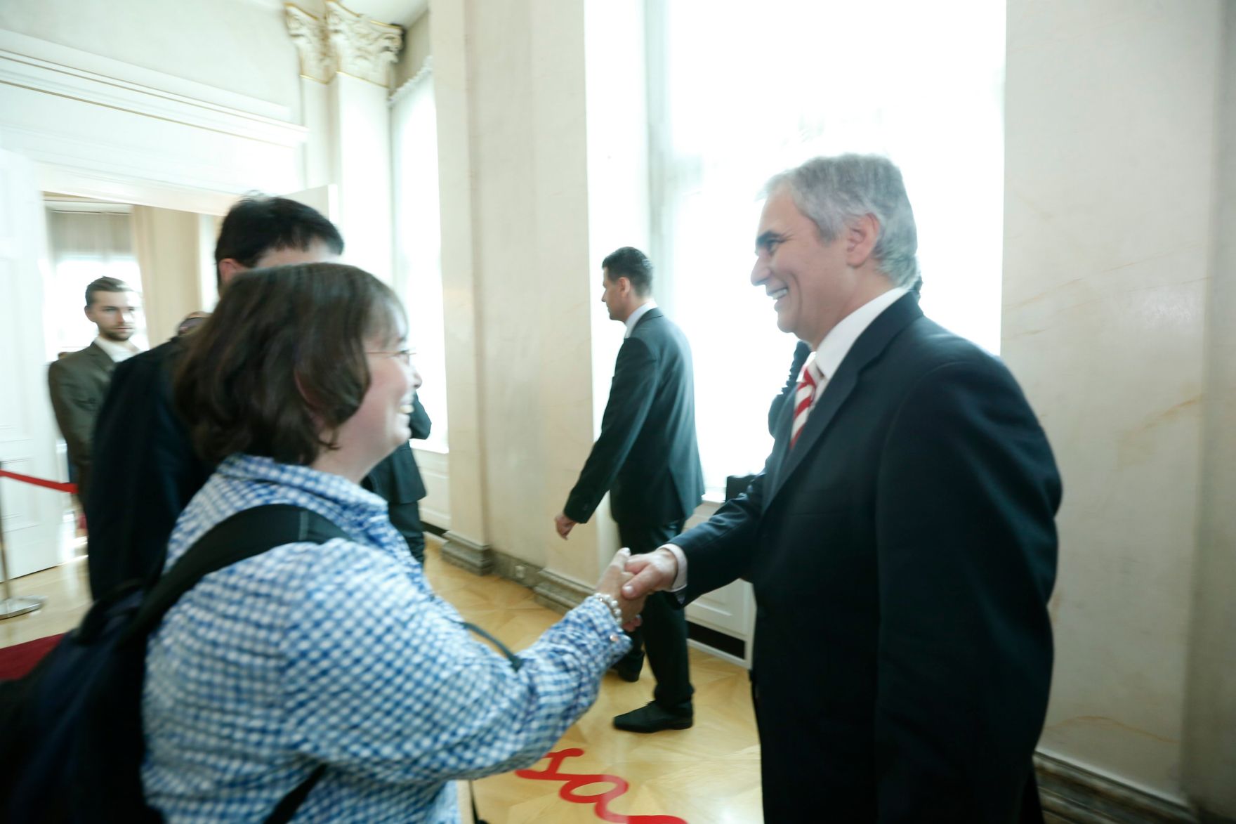 Am 26. Oktober 2013 empfing Bundeskanzler Werner Faymann im Rahmen des Nationalfeiertages Besucherinnen und Besucher im Bundeskanzleramt.
