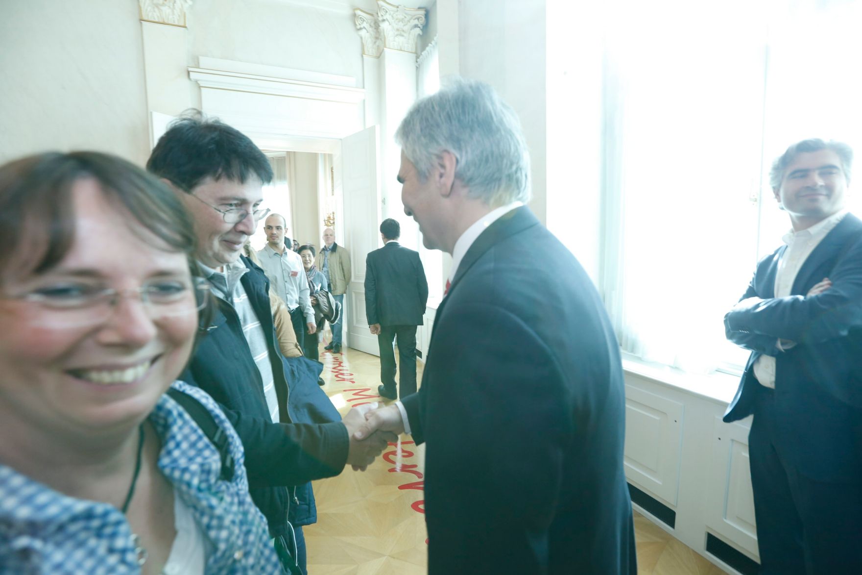 Am 26. Oktober 2013 empfing Bundeskanzler Werner Faymann im Rahmen des Nationalfeiertages Besucherinnen und Besucher im Bundeskanzleramt.
