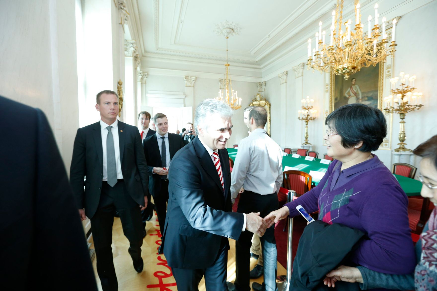 Am 26. Oktober 2013 empfing Bundeskanzler Werner Faymann im Rahmen des Nationalfeiertages Besucherinnen und Besucher im Bundeskanzleramt.