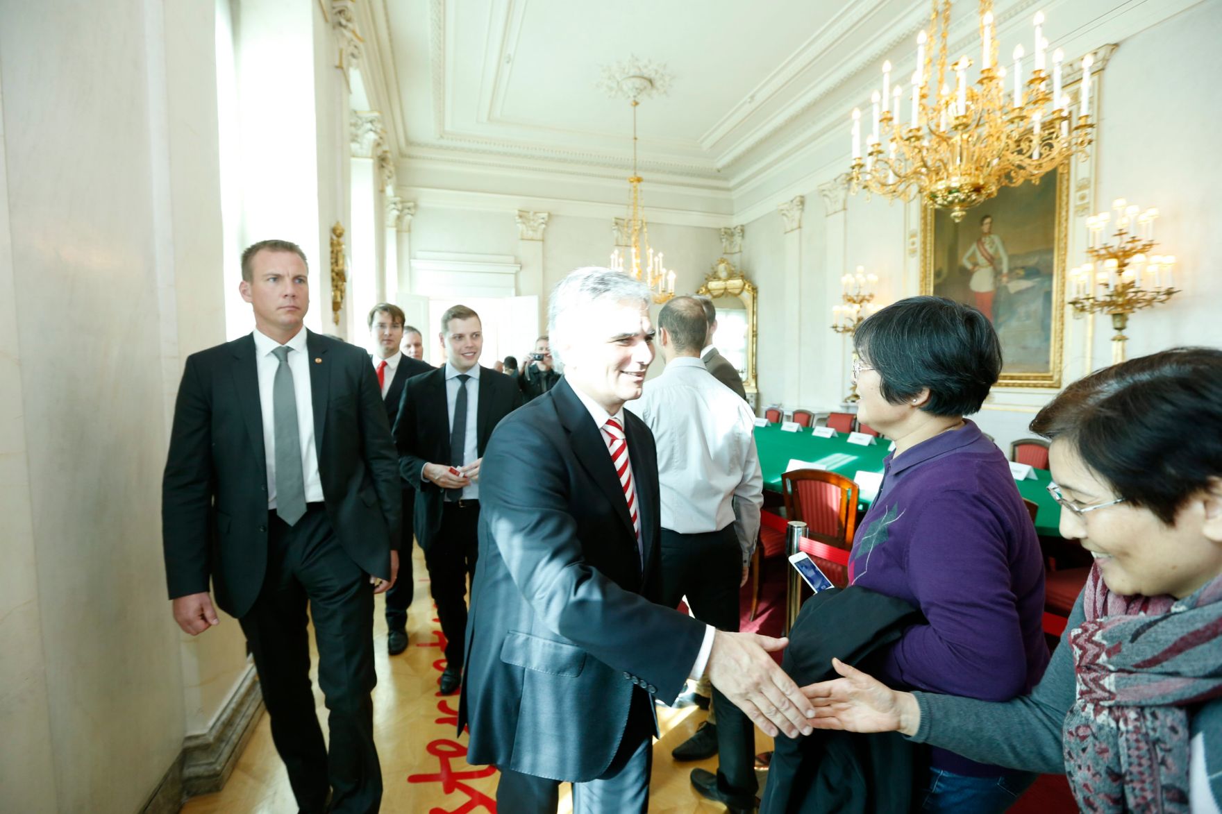 Am 26. Oktober 2013 empfing Bundeskanzler Werner Faymann im Rahmen des Nationalfeiertages Besucherinnen und Besucher im Bundeskanzleramt.