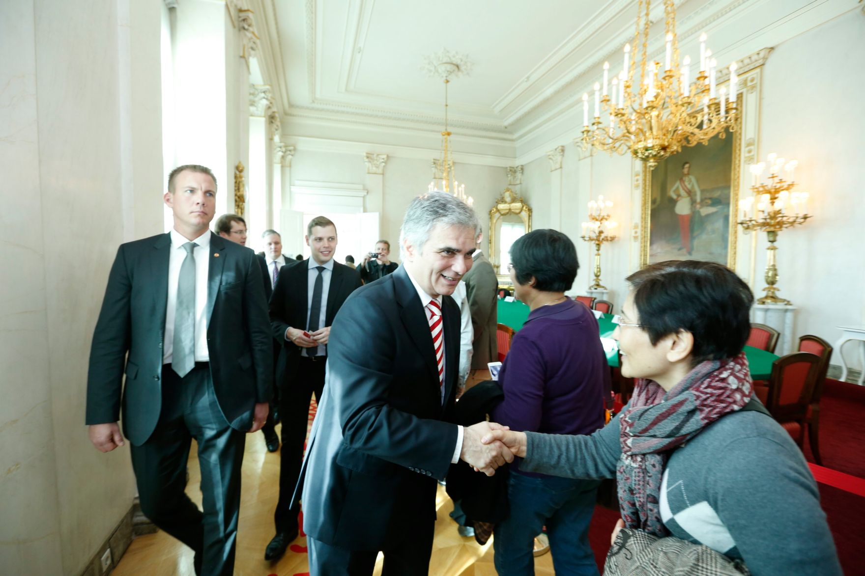 Am 26. Oktober 2013 empfing Bundeskanzler Werner Faymann im Rahmen des Nationalfeiertages Besucherinnen und Besucher im Bundeskanzleramt.