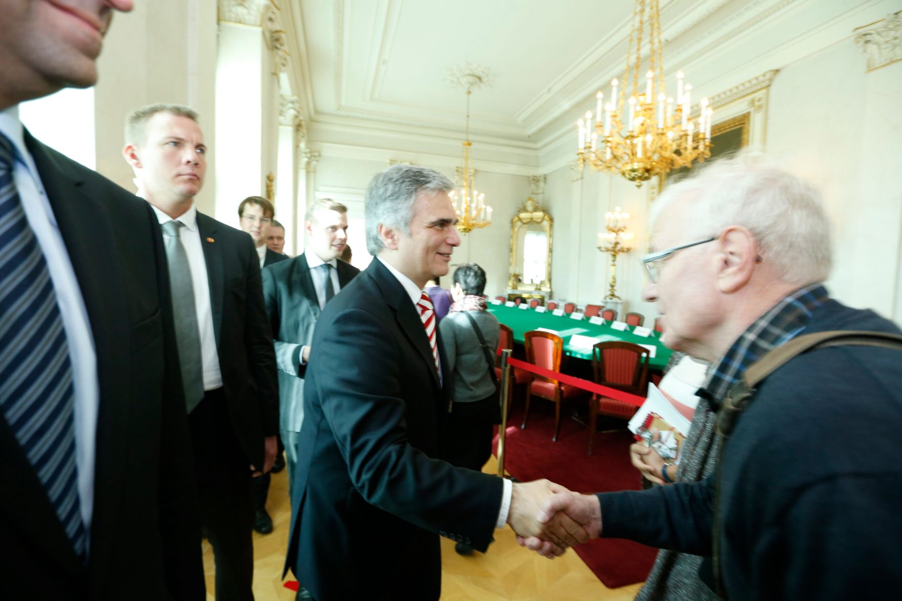 Am 26. Oktober 2013 empfing Bundeskanzler Werner Faymann im Rahmen des Nationalfeiertages Besucherinnen und Besucher im Bundeskanzleramt.