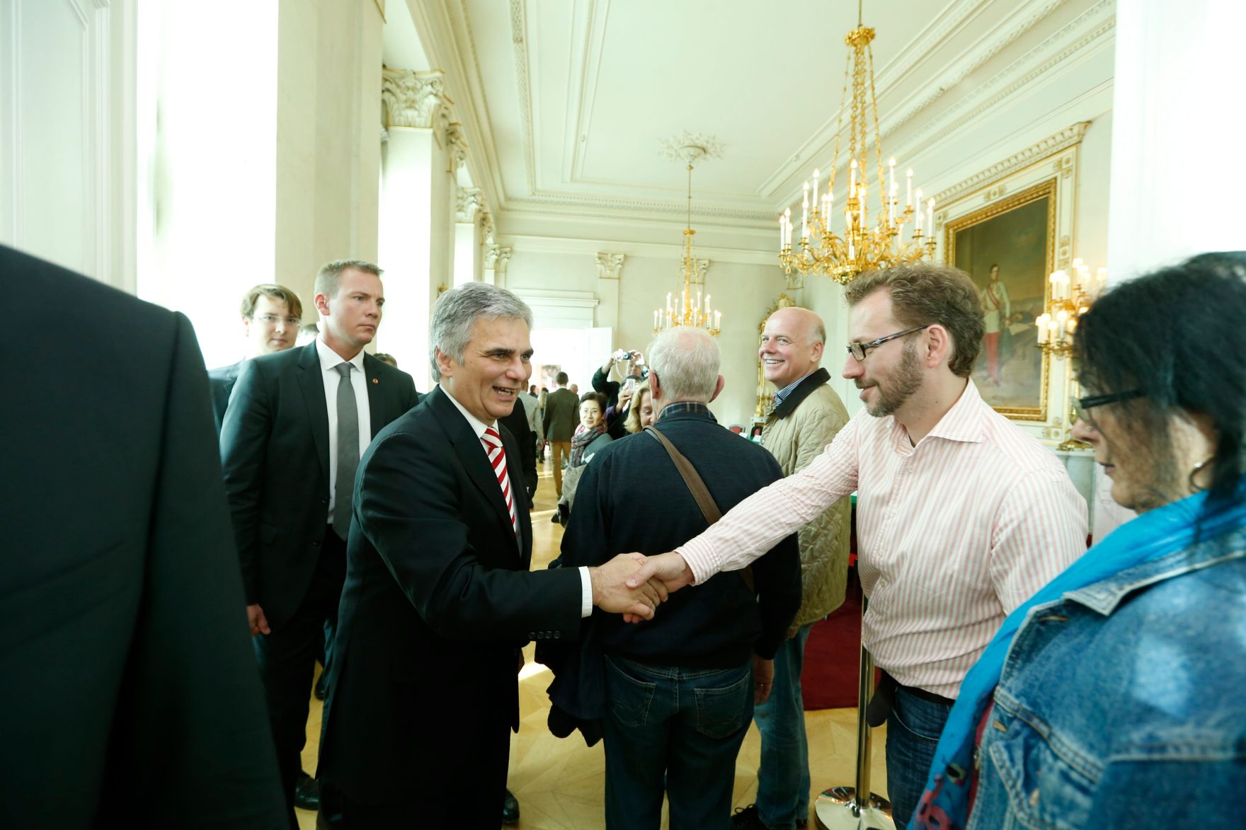 Am 26. Oktober 2013 empfing Bundeskanzler Werner Faymann im Rahmen des Nationalfeiertages Besucherinnen und Besucher im Bundeskanzleramt.