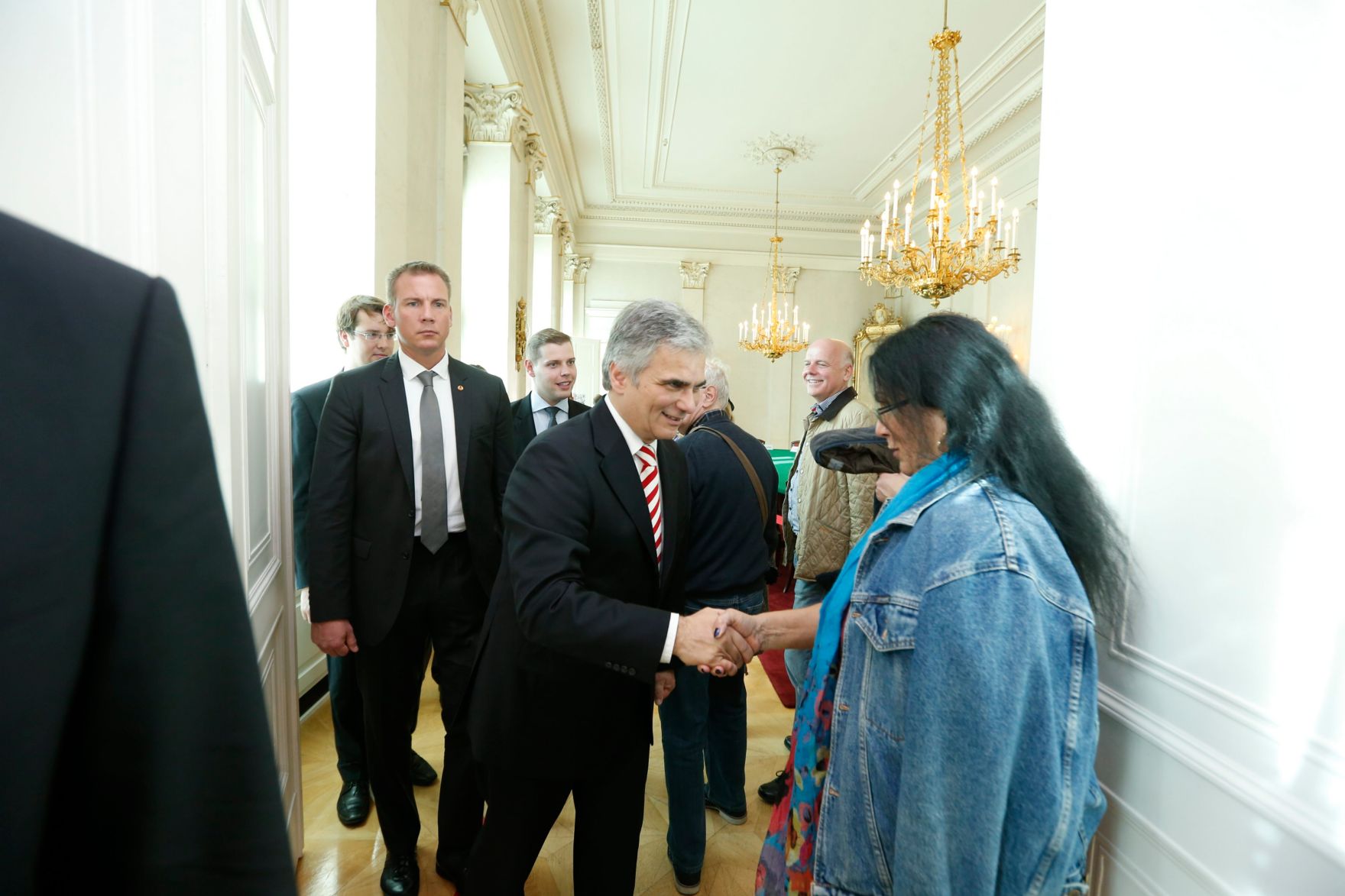 Am 26. Oktober 2013 empfing Bundeskanzler Werner Faymann im Rahmen des Nationalfeiertages Besucherinnen und Besucher im Bundeskanzleramt.