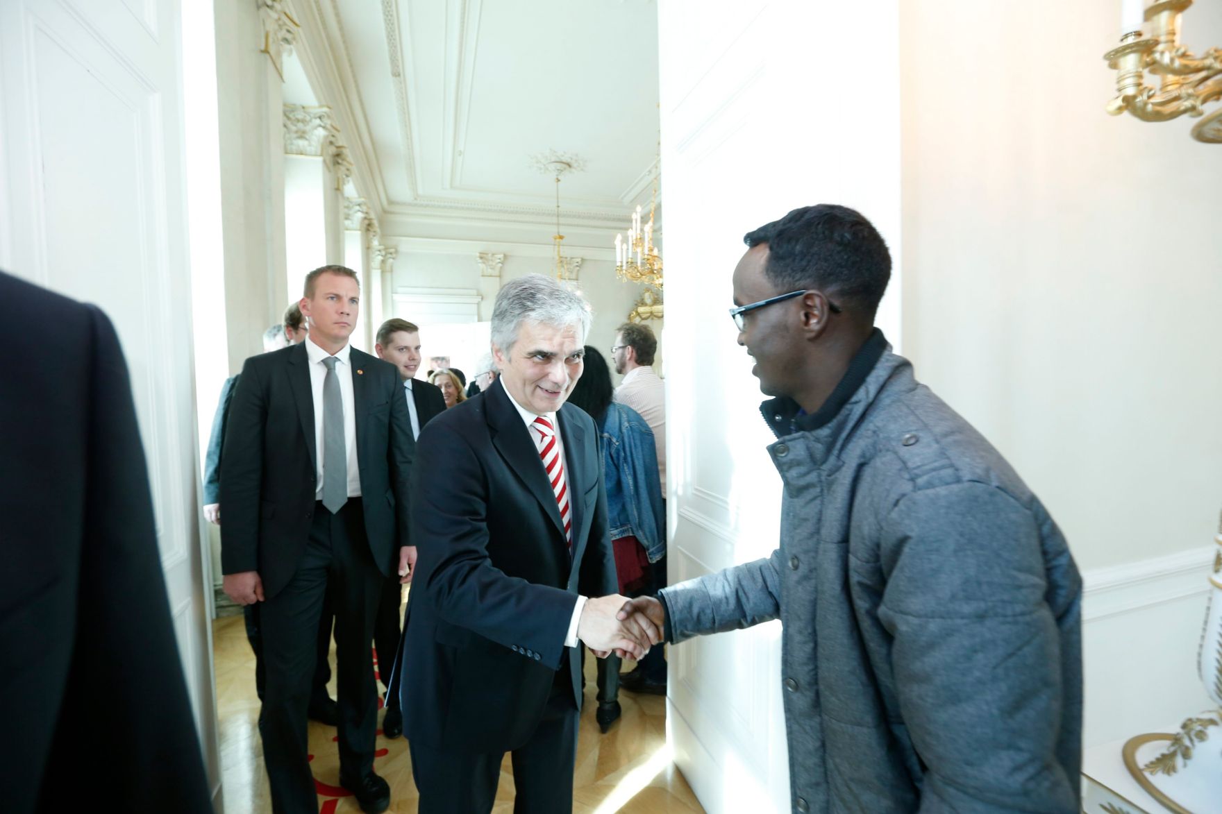 Am 26. Oktober 2013 empfing Bundeskanzler Werner Faymann im Rahmen des Nationalfeiertages Besucherinnen und Besucher im Bundeskanzleramt.