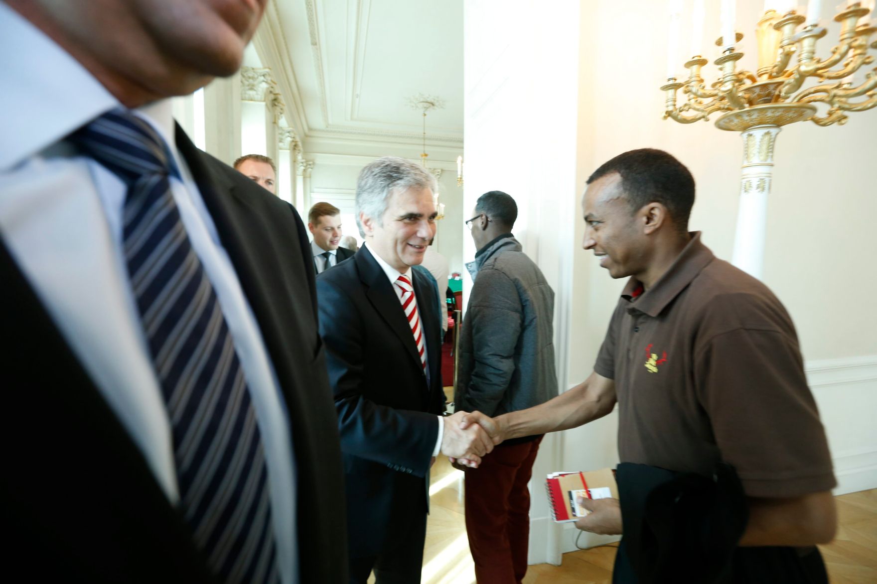 Am 26. Oktober 2013 empfing Bundeskanzler Werner Faymann im Rahmen des Nationalfeiertages Besucherinnen und Besucher im Bundeskanzleramt.