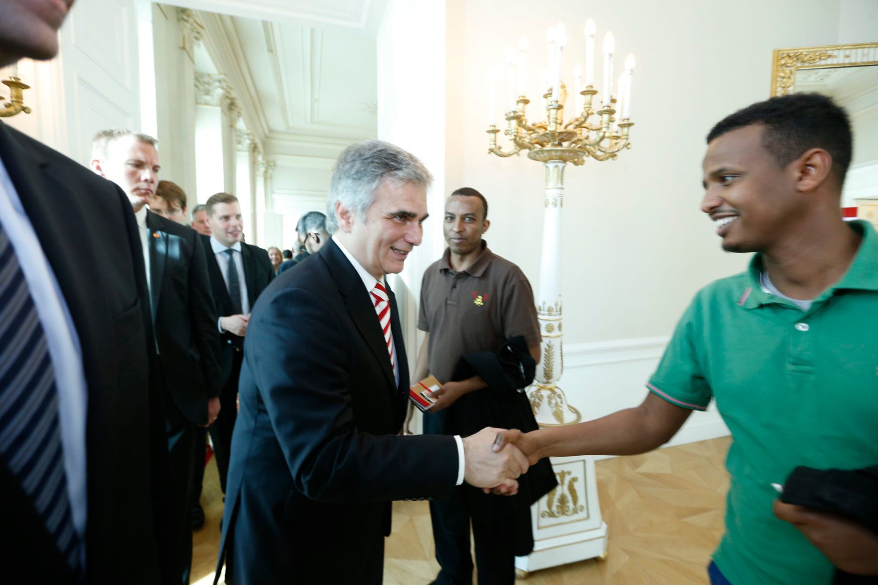 Am 26. Oktober 2013 empfing Bundeskanzler Werner Faymann im Rahmen des Nationalfeiertages Besucherinnen und Besucher im Bundeskanzleramt.