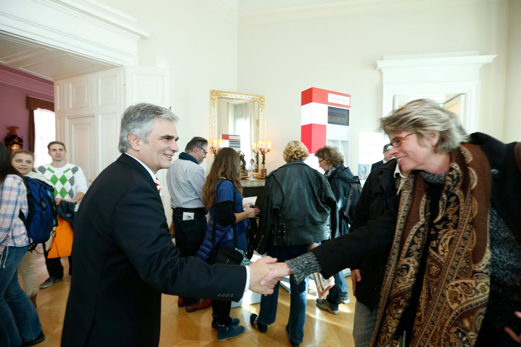 Am 26. Oktober 2013 empfing Bundeskanzler Werner Faymann im Rahmen des Nationalfeiertages Besucherinnen und Besucher im Bundeskanzleramt.