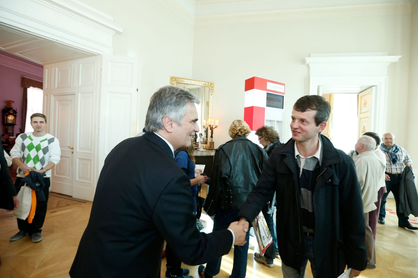 Am 26. Oktober 2013 empfing Bundeskanzler Werner Faymann im Rahmen des Nationalfeiertages Besucherinnen und Besucher im Bundeskanzleramt.