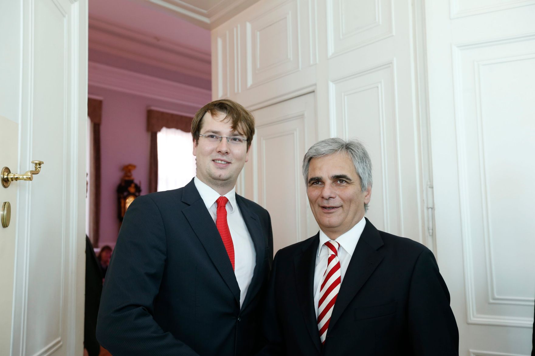 Am 26. Oktober 2013 empfing Bundeskanzler Werner Faymann im Rahmen des Nationalfeiertages Besucherinnen und Besucher im Bundeskanzleramt.