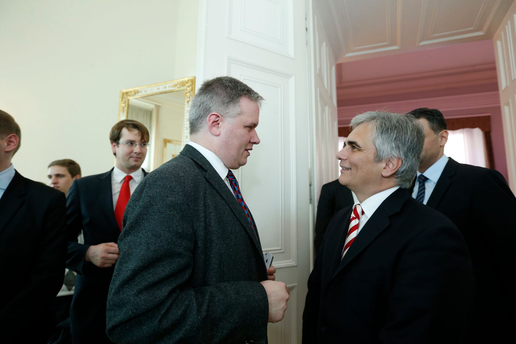 Am 26. Oktober 2013 empfing Bundeskanzler Werner Faymann im Rahmen des Nationalfeiertages Besucherinnen und Besucher im Bundeskanzleramt.