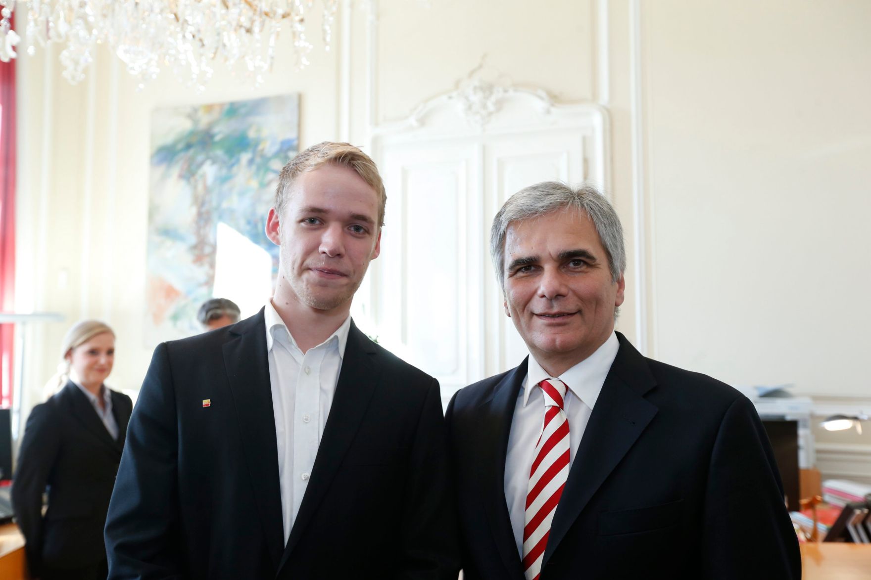 Am 26. Oktober 2013 empfing Bundeskanzler Werner Faymann im Rahmen des Nationalfeiertages Besucherinnen und Besucher im Bundeskanzleramt.