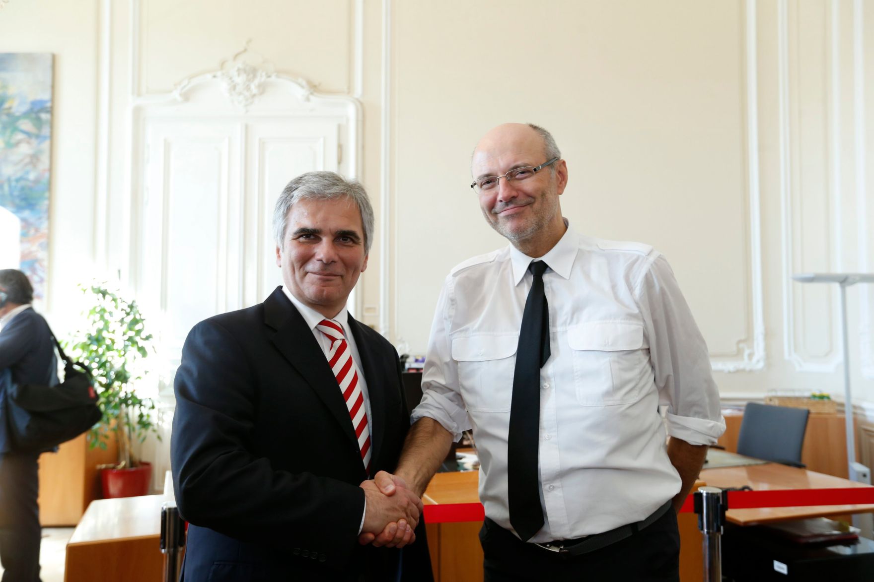 Am 26. Oktober 2013 empfing Bundeskanzler Werner Faymann im Rahmen des Nationalfeiertages Besucherinnen und Besucher im Bundeskanzleramt.