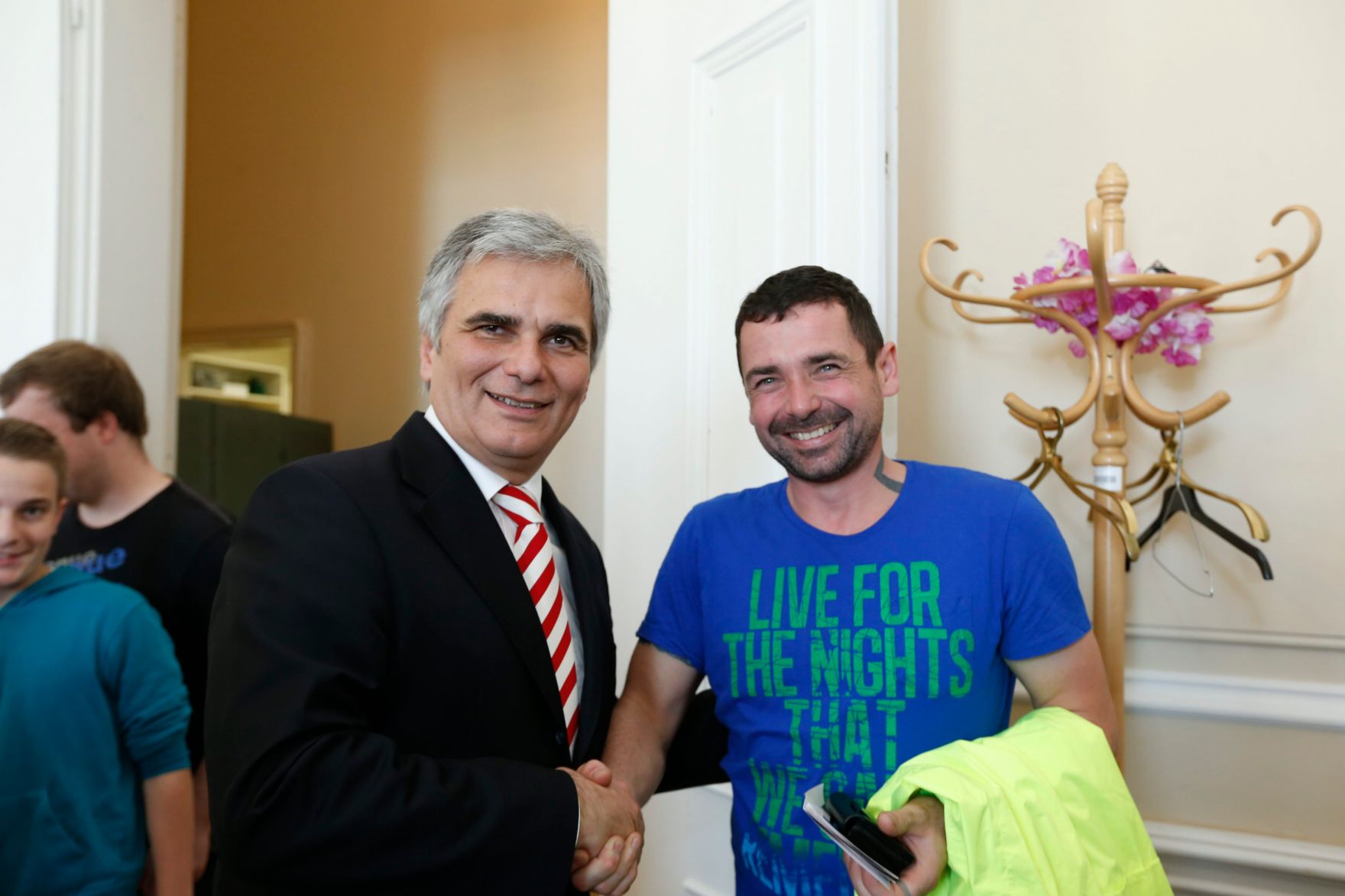 Am 26. Oktober 2013 empfing Bundeskanzler Werner Faymann im Rahmen des Nationalfeiertages Besucherinnen und Besucher im Bundeskanzleramt.