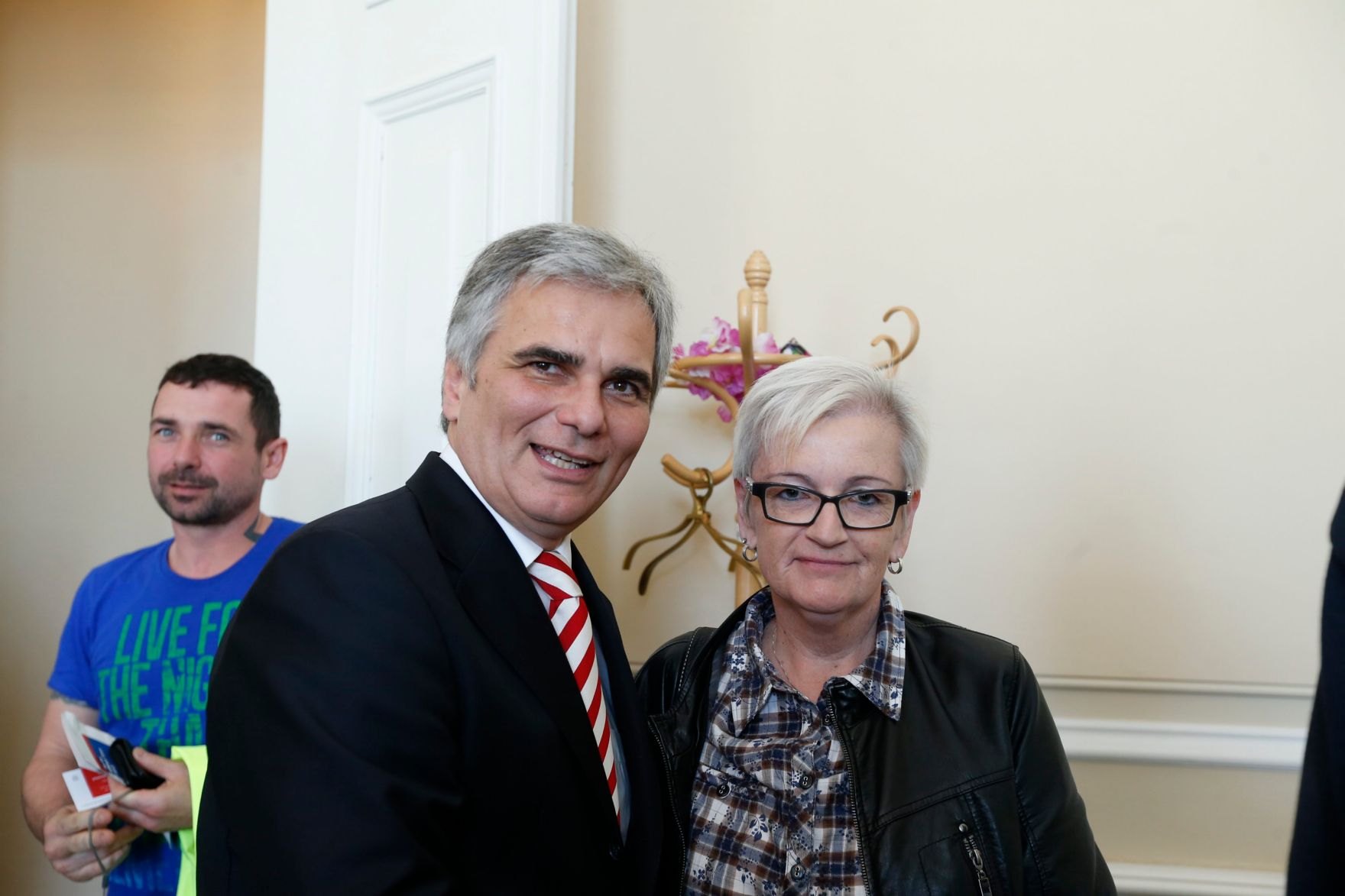 Am 26. Oktober 2013 empfing Bundeskanzler Werner Faymann im Rahmen des Nationalfeiertages Besucherinnen und Besucher im Bundeskanzleramt.