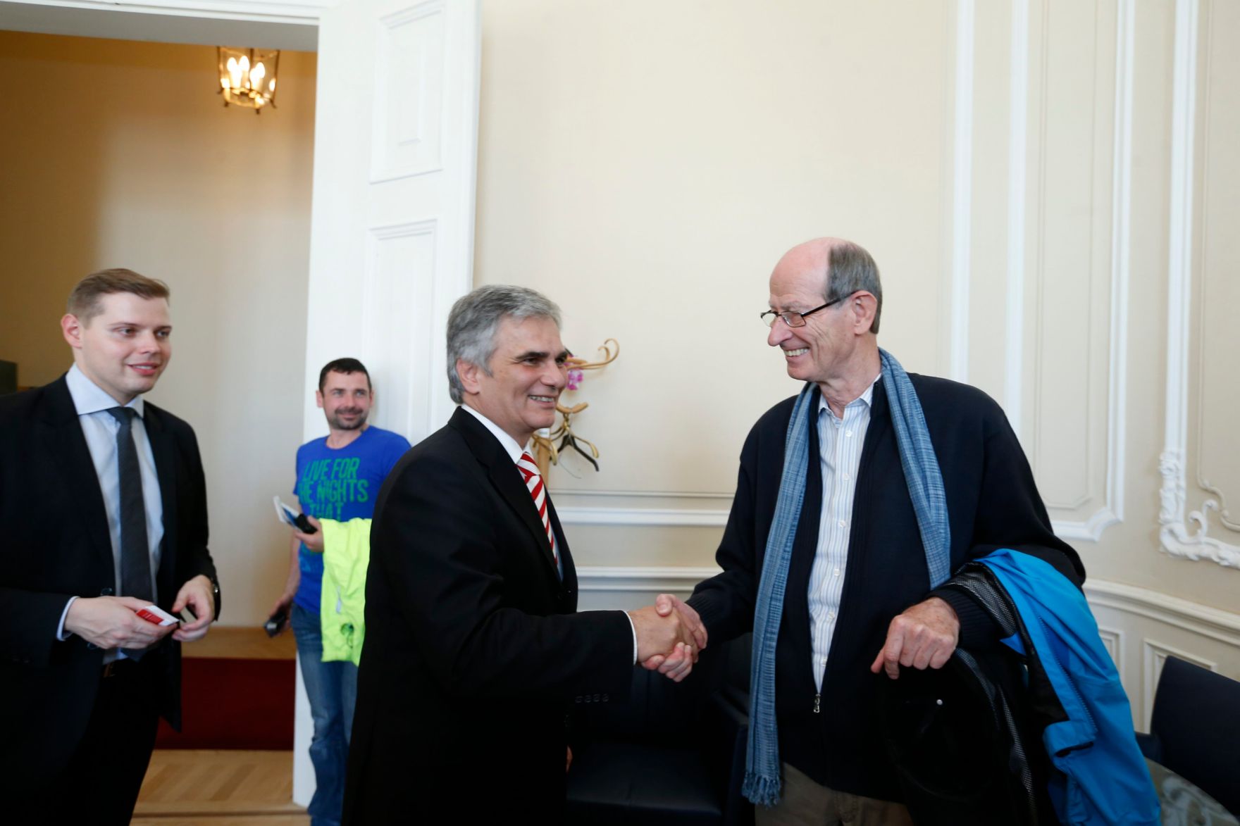 Am 26. Oktober 2013 empfing Bundeskanzler Werner Faymann im Rahmen des Nationalfeiertages Besucherinnen und Besucher im Bundeskanzleramt.