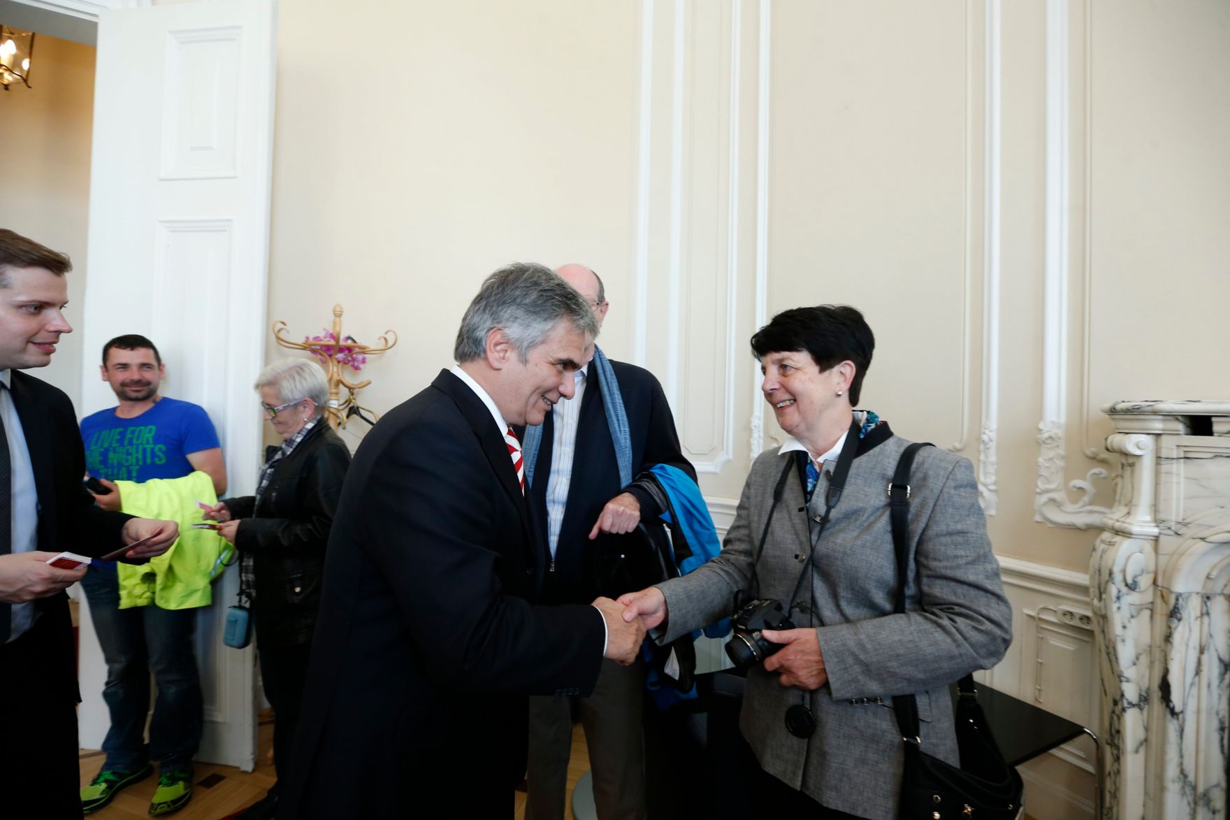 Am 26. Oktober 2013 empfing Bundeskanzler Werner Faymann im Rahmen des Nationalfeiertages Besucherinnen und Besucher im Bundeskanzleramt.