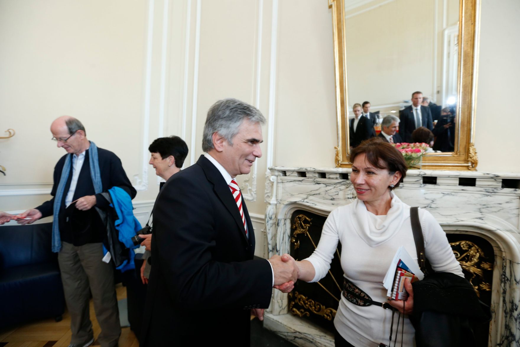 Am 26. Oktober 2013 empfing Bundeskanzler Werner Faymann im Rahmen des Nationalfeiertages Besucherinnen und Besucher im Bundeskanzleramt.