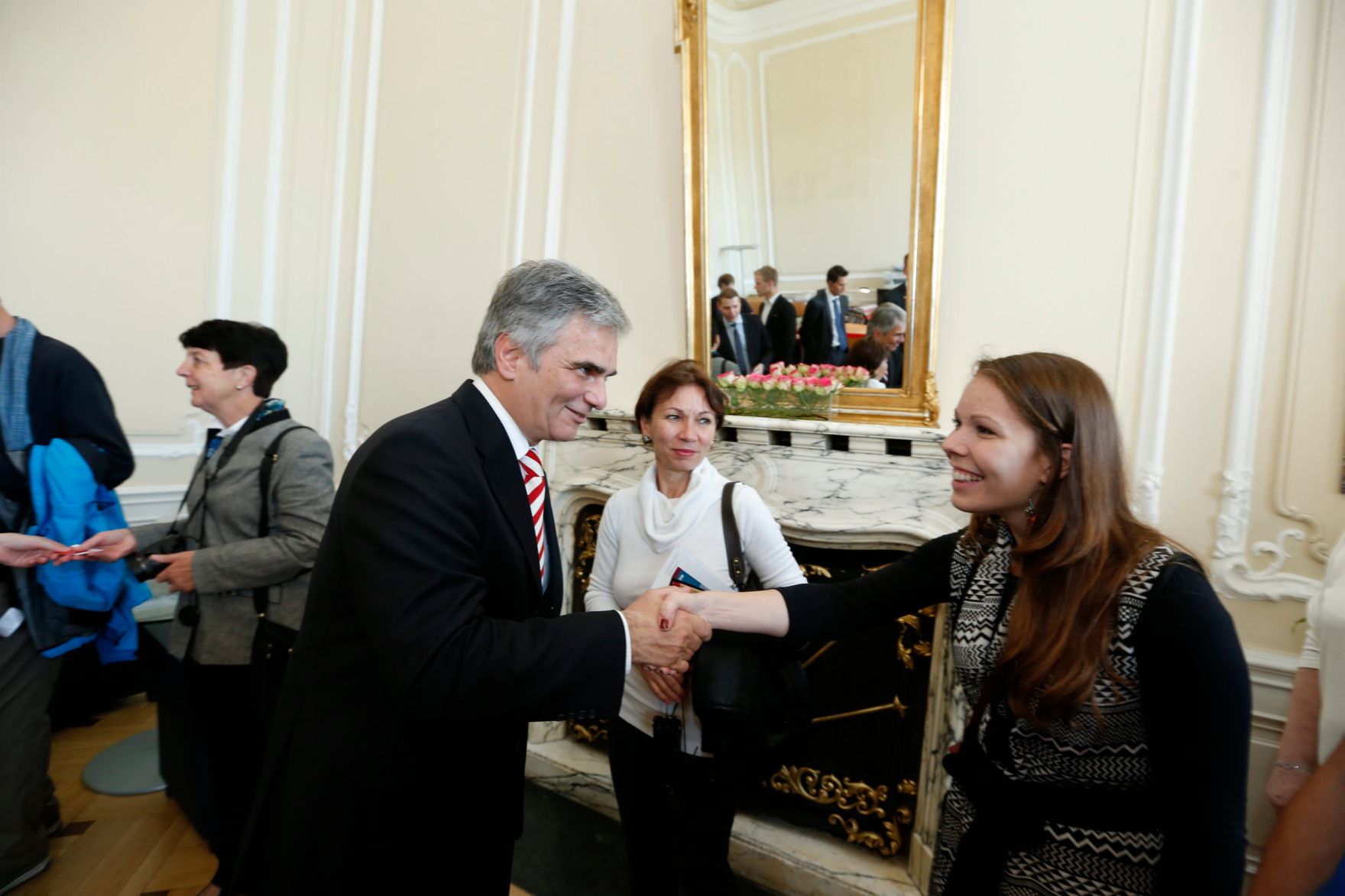 Am 26. Oktober 2013 empfing Bundeskanzler Werner Faymann im Rahmen des Nationalfeiertages Besucherinnen und Besucher im Bundeskanzleramt.