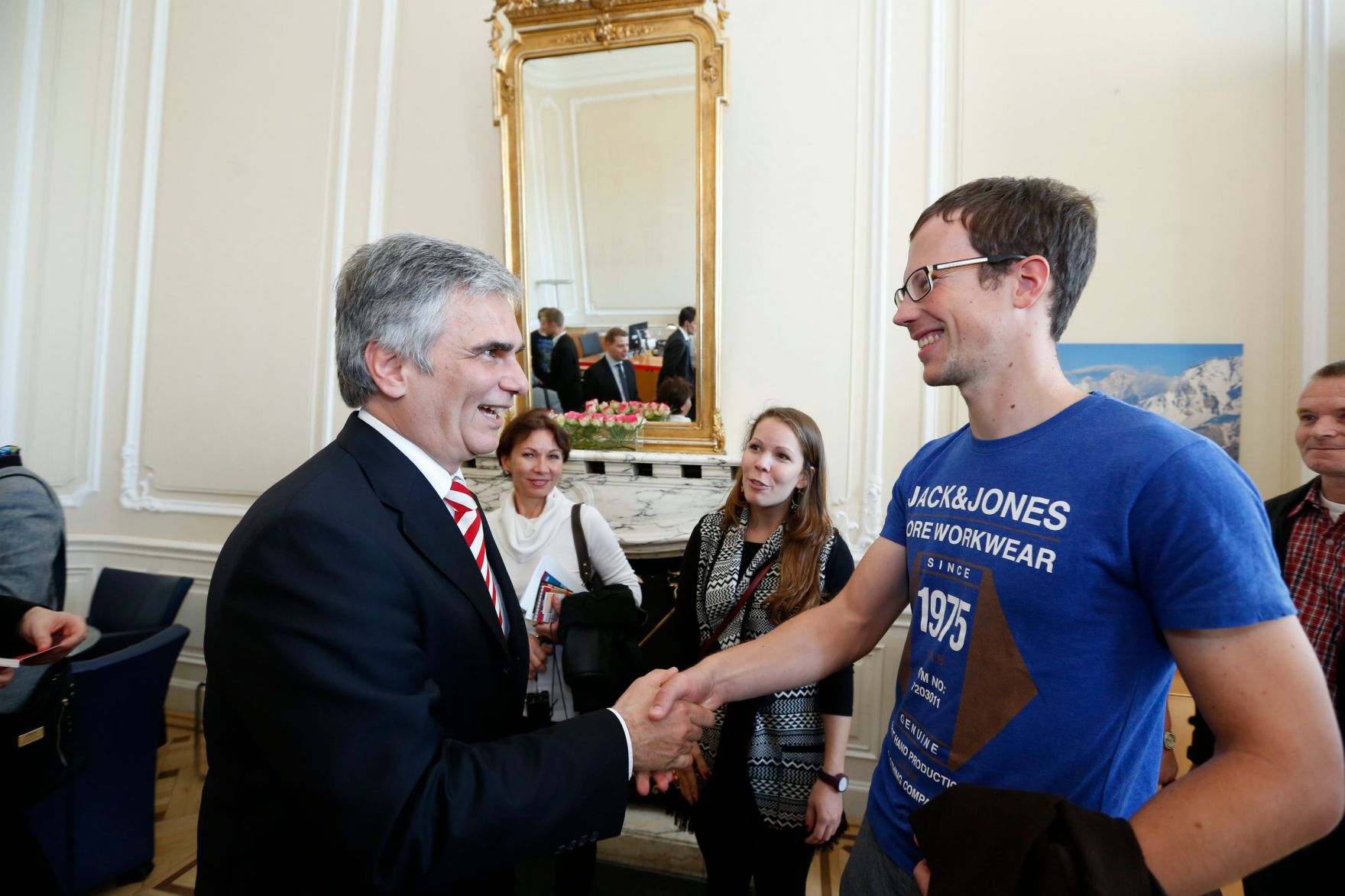 Am 26. Oktober 2013 empfing Bundeskanzler Werner Faymann im Rahmen des Nationalfeiertages Besucherinnen und Besucher im Bundeskanzleramt.