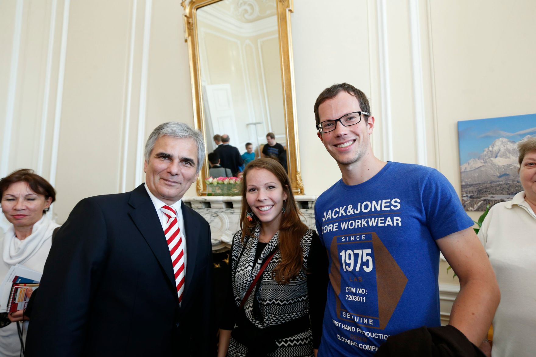 Am 26. Oktober 2013 empfing Bundeskanzler Werner Faymann im Rahmen des Nationalfeiertages Besucherinnen und Besucher im Bundeskanzleramt.