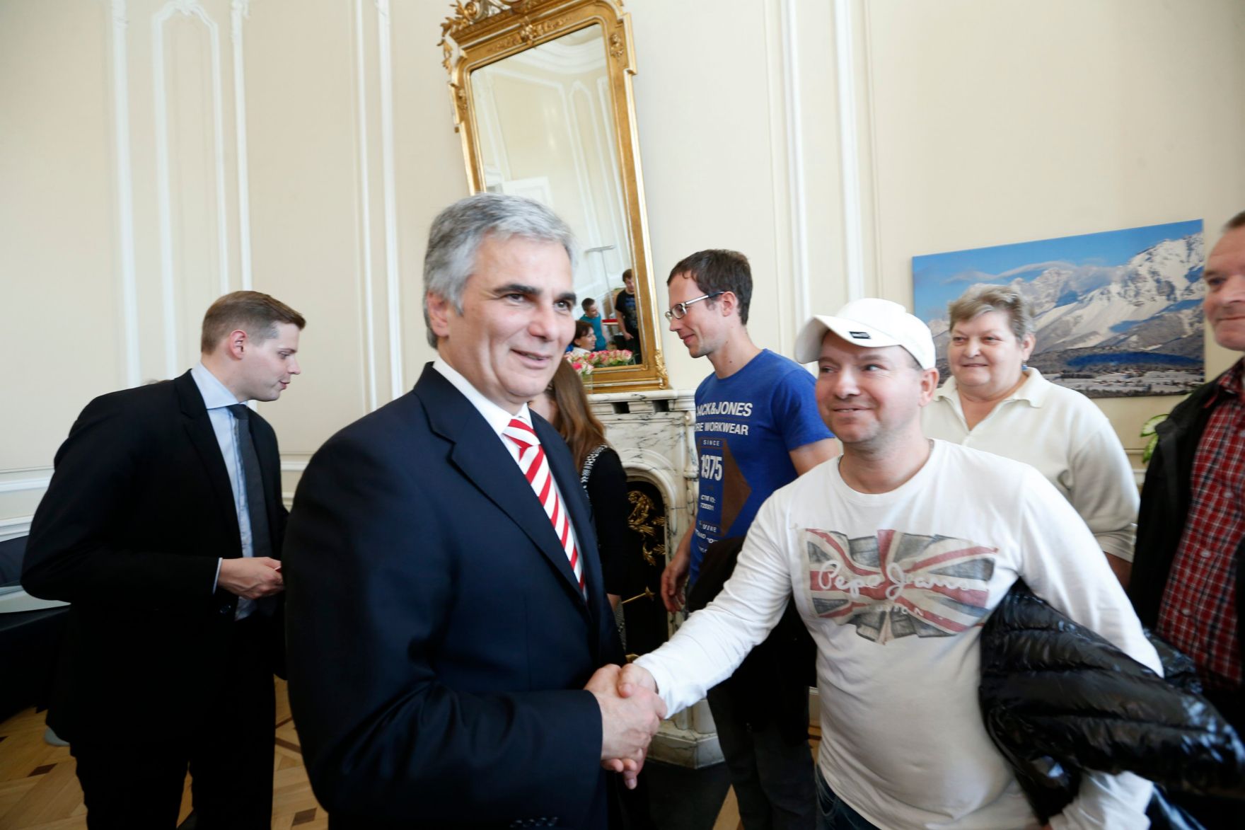 Am 26. Oktober 2013 empfing Bundeskanzler Werner Faymann im Rahmen des Nationalfeiertages Besucherinnen und Besucher im Bundeskanzleramt.